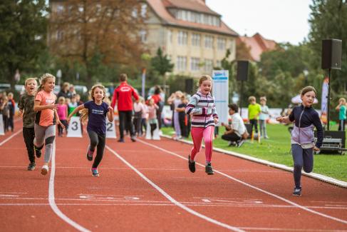 Beim Finale der Sportabzeichentour in Wittenberg waren die Mädchen und Jungen mit viel Ergeiz bei der Sache. (Foto: DOSB/Cem Kazma)