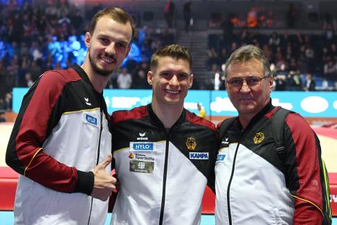 Lukas Dauser (Mitte) freut sich mit Trainer Hubert Brylok (rechts) vom SV Halle und Physiotherapheut Georg Rehm. (Foto: dpa)