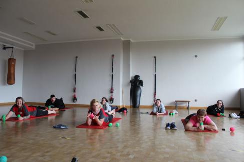 Gesundheitstag 2022 an der Landessportschule: Die Mitarbeiter*innen beim Alltags-Übungen mit Igel-Bällen.