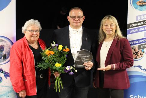Edda Kamsinski (links) und Dr. Petra Tzschoppe gratulierten dem Breitensport-Ass 2022, Volker Hoffmann.