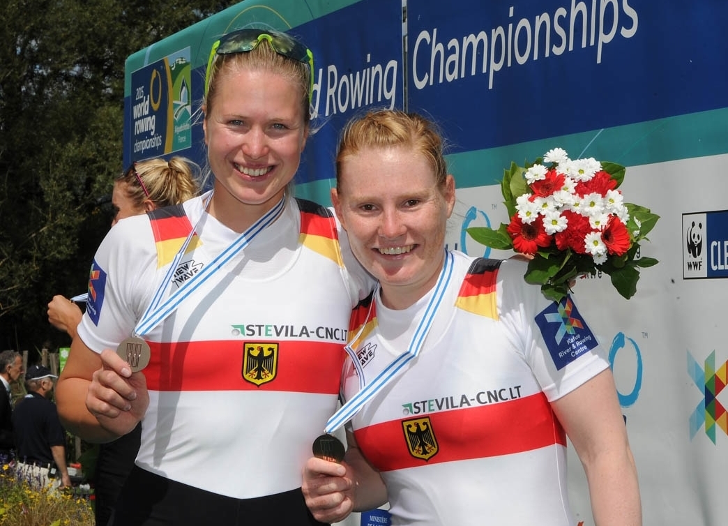 Julia Lier (HRV Böllberg/Nelson) und Mareike Adams (Essen) freuen sich über die Bronzemedaille im Doppelzweier.