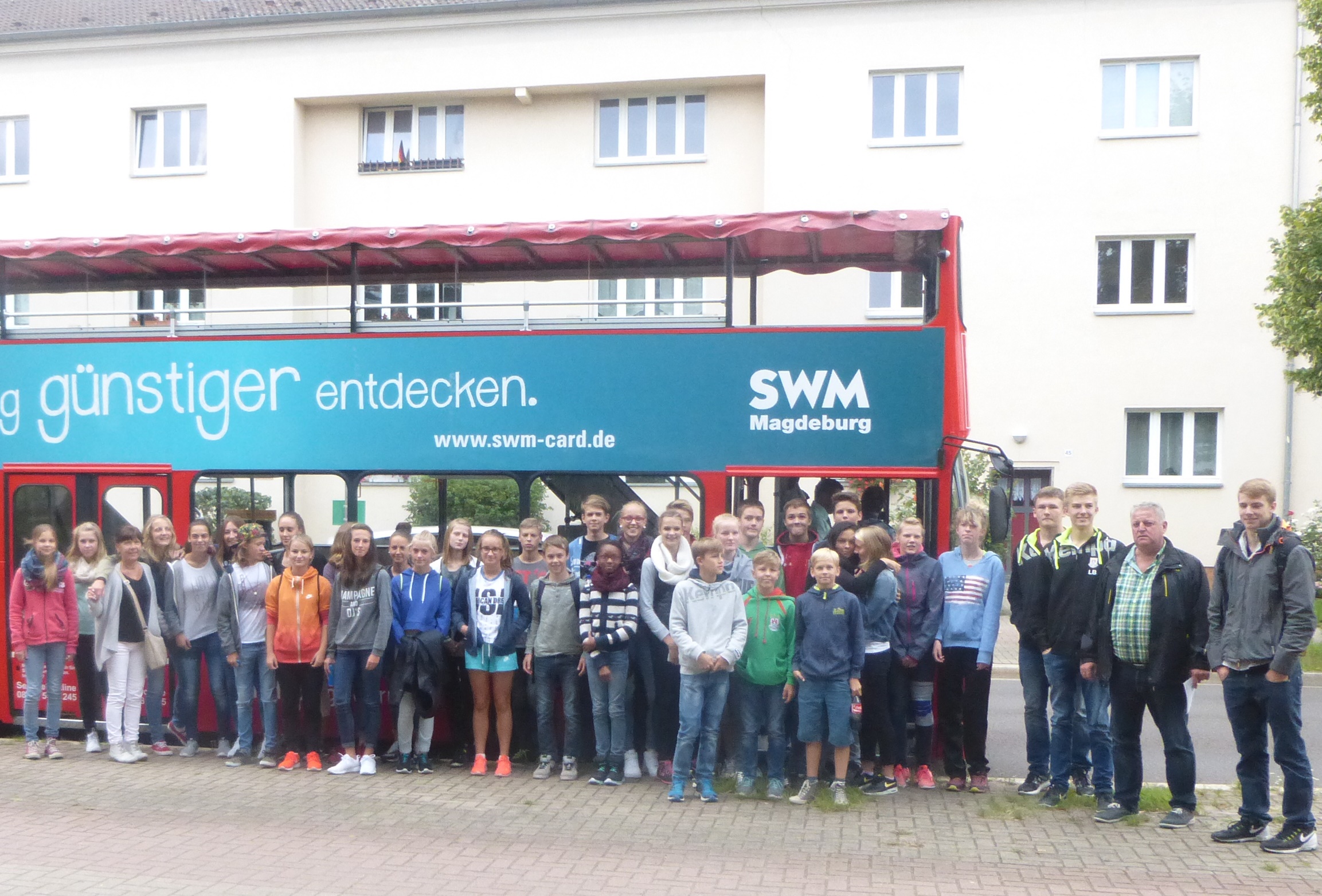 Die neuen Magdeburger Sportschüler vor ihrer Erkundungsfahrt durch die Landeshauptstadt.