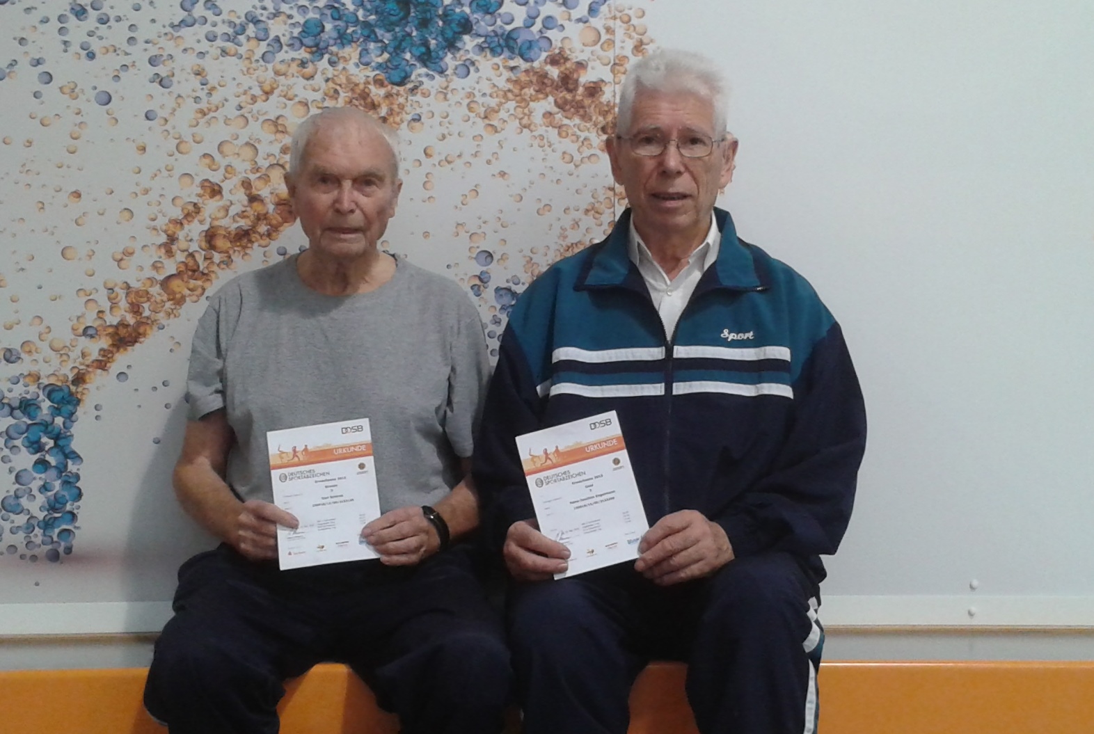 Der 92-Jährige Karl Schirok und sein Vereinskamerad Hans-Joachim Engelmann (von links) präsentieren stolz ihre Sportabzeichen-Urkunden.