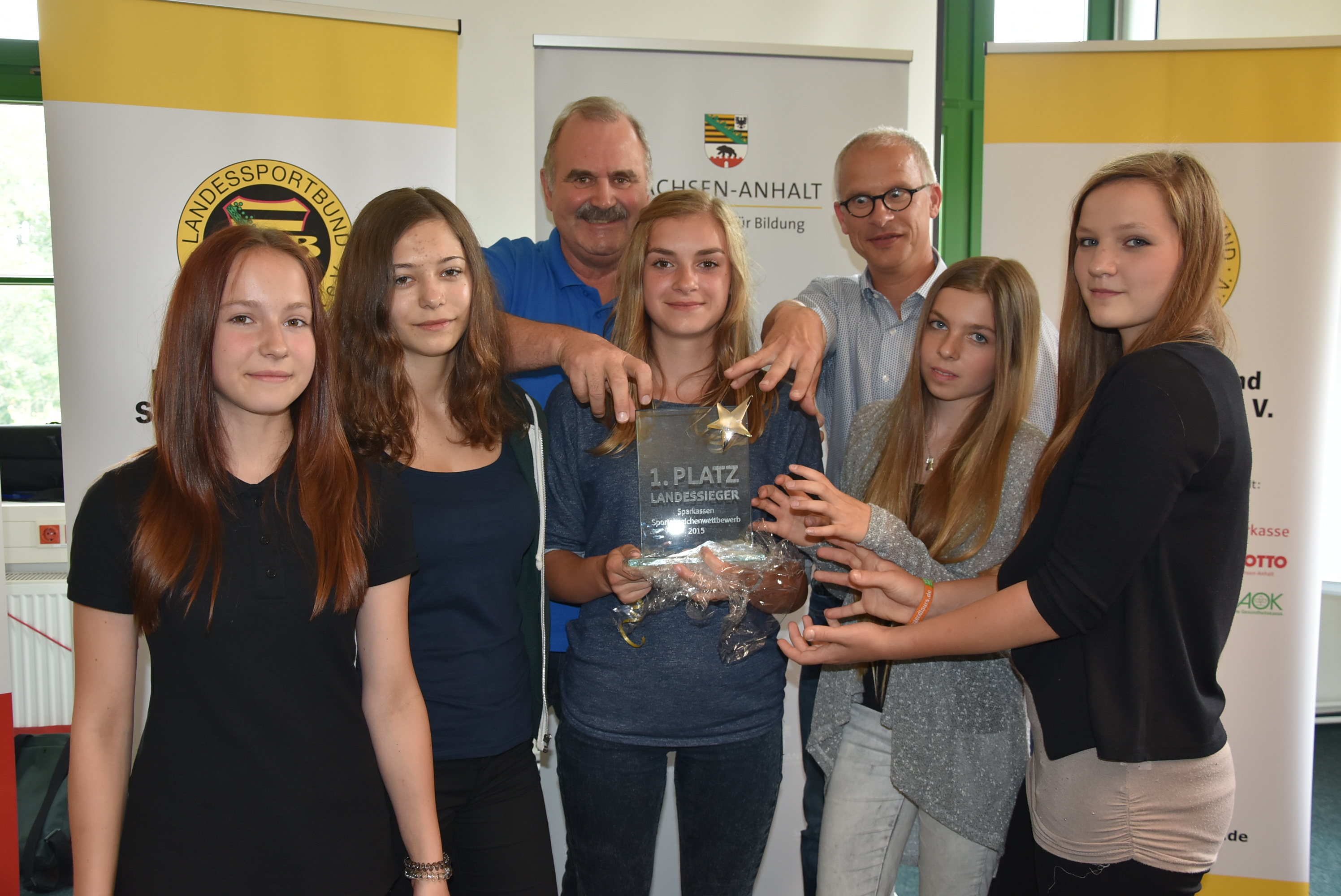 Die Schülerinnen der Sekundarschule Möser präsentieren stolz den Siegerpokal.