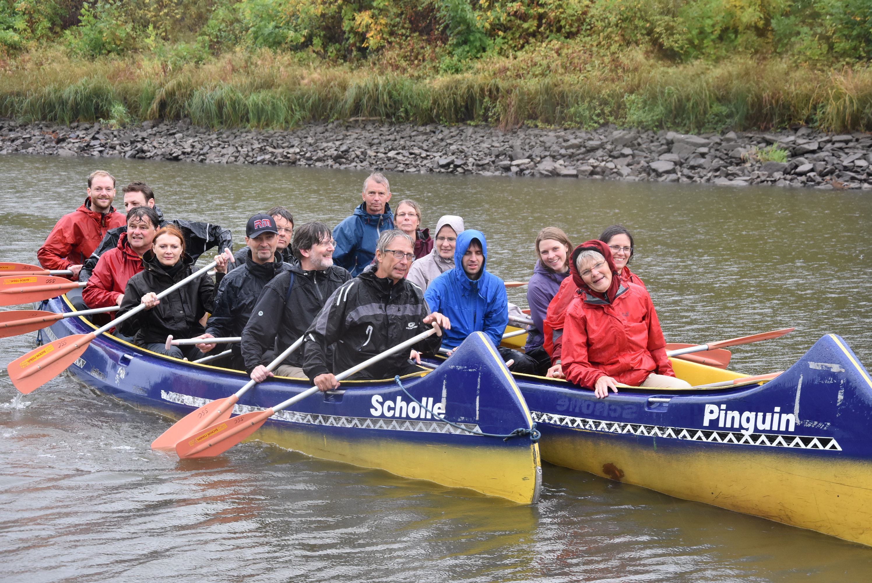 Die Teilnehmerinnen und Teilnehmer der natursportlichen Kanu-Exkursion.