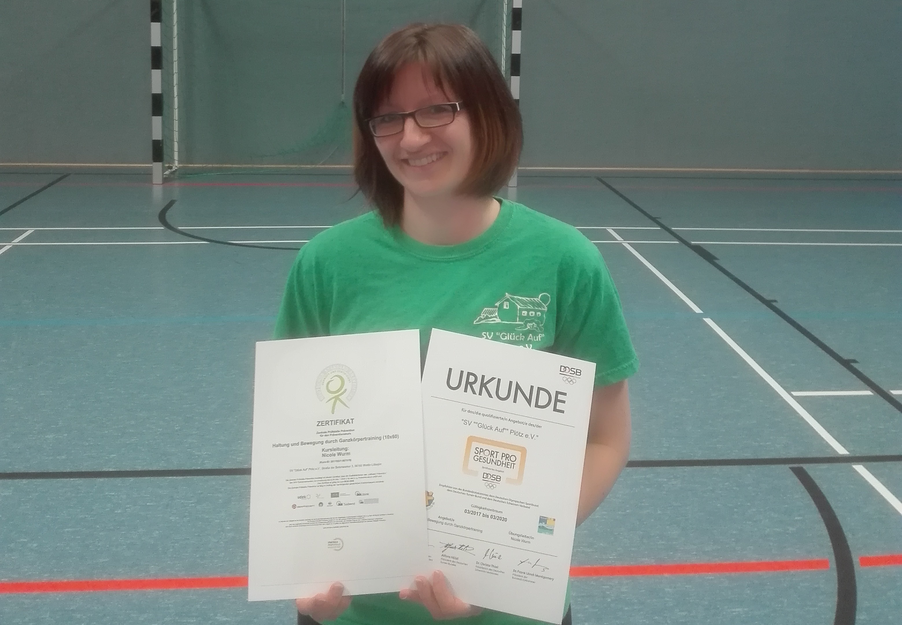 Übungsleiterin Nicole Wurm zeigt stolz die Zertifizierungs-Urkunden. (Foto: Verein)