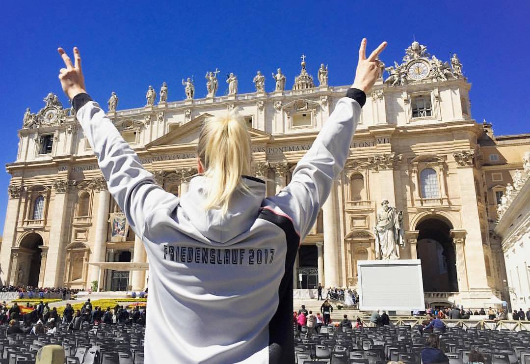 Olympiasiegerin Julia Lier, Teilnehmerin am Friedenslauf 2017, am Petersdom in Rom. (Foto: privat)