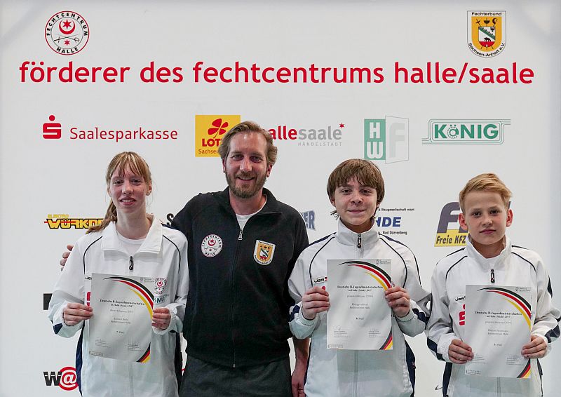 Drei Finalplätze bei Heim-DM: Jennifer Balle, Philipp Ahlvers und Richard Spielmann (alle Fechtcentrum Halle) mit Trainer Hannes Jetz