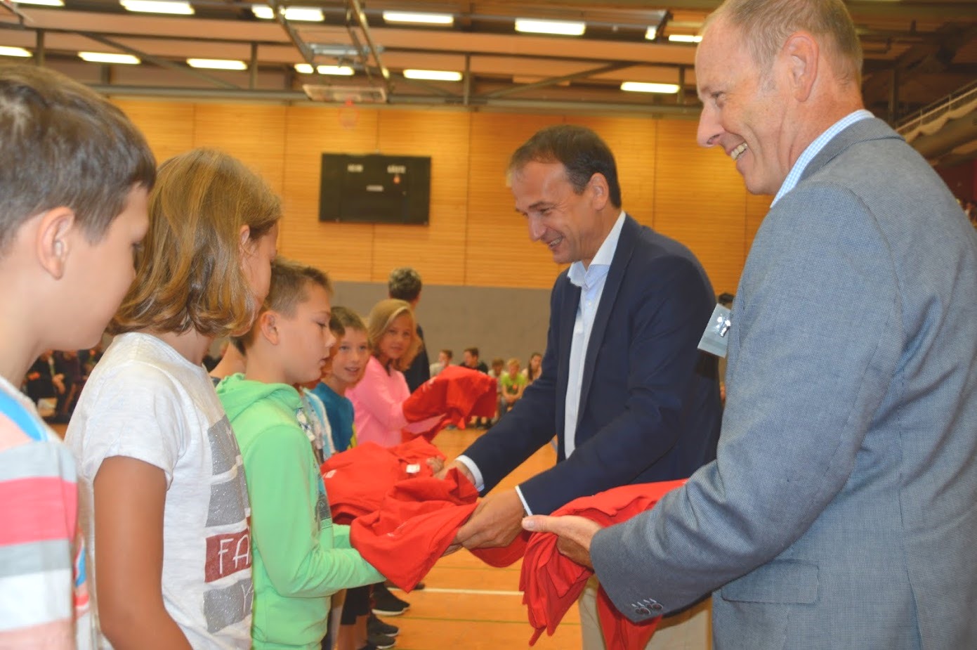 LSB-Präsident Andreas Silbersack begrüßt zusammen mit Schulleiter Axel Schmidt neue Sportschülerinnen und Sportschüler in Halle.