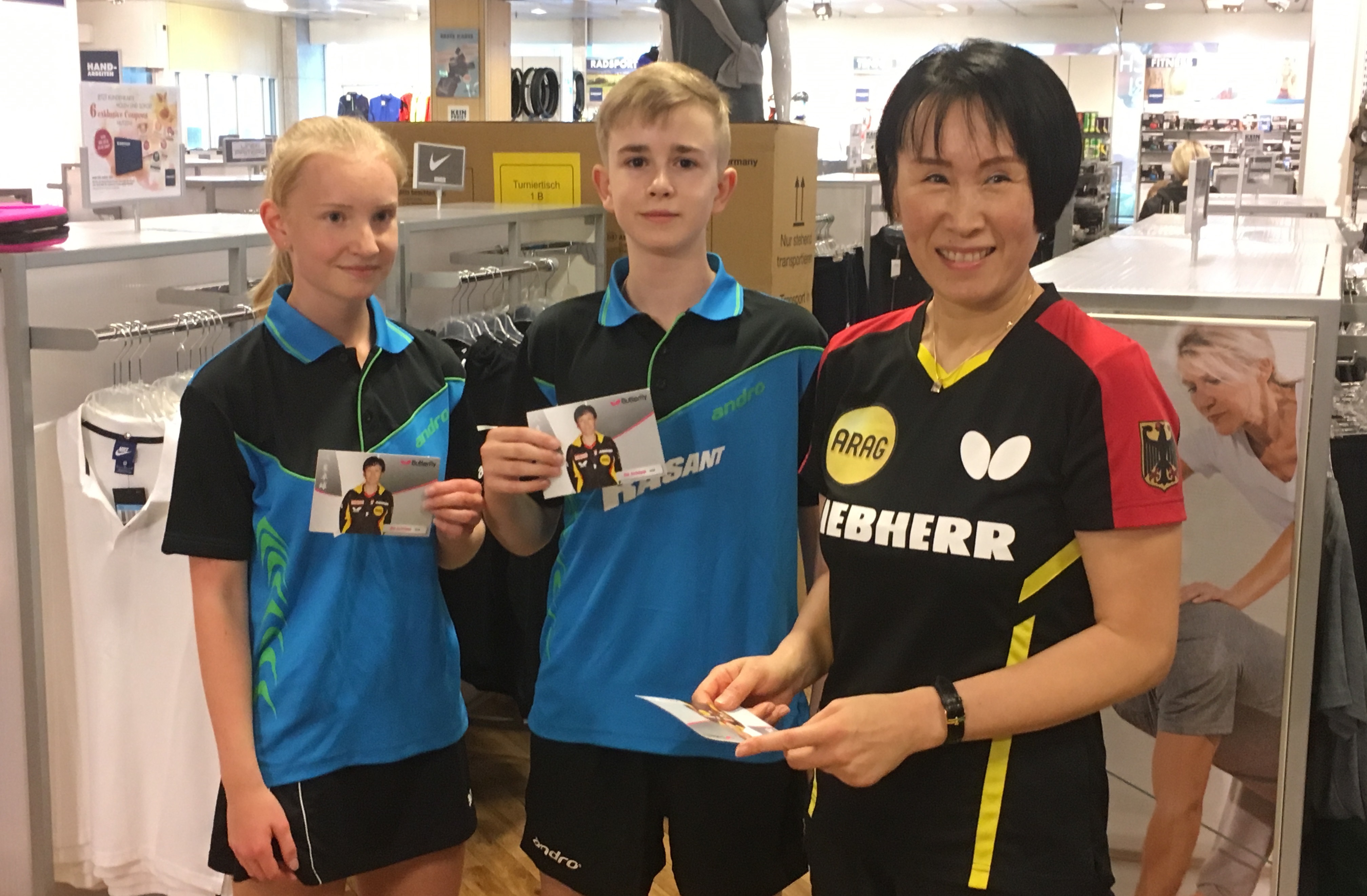 Die beiden 13-jährigen Tischtennistalente Lisa Göbecke und Darius Heyden aus Biederitz, hier mit Frauen-Bundestrainerin Jie Schöpp, freuen sich schon auf die German Open in Magdeburg.