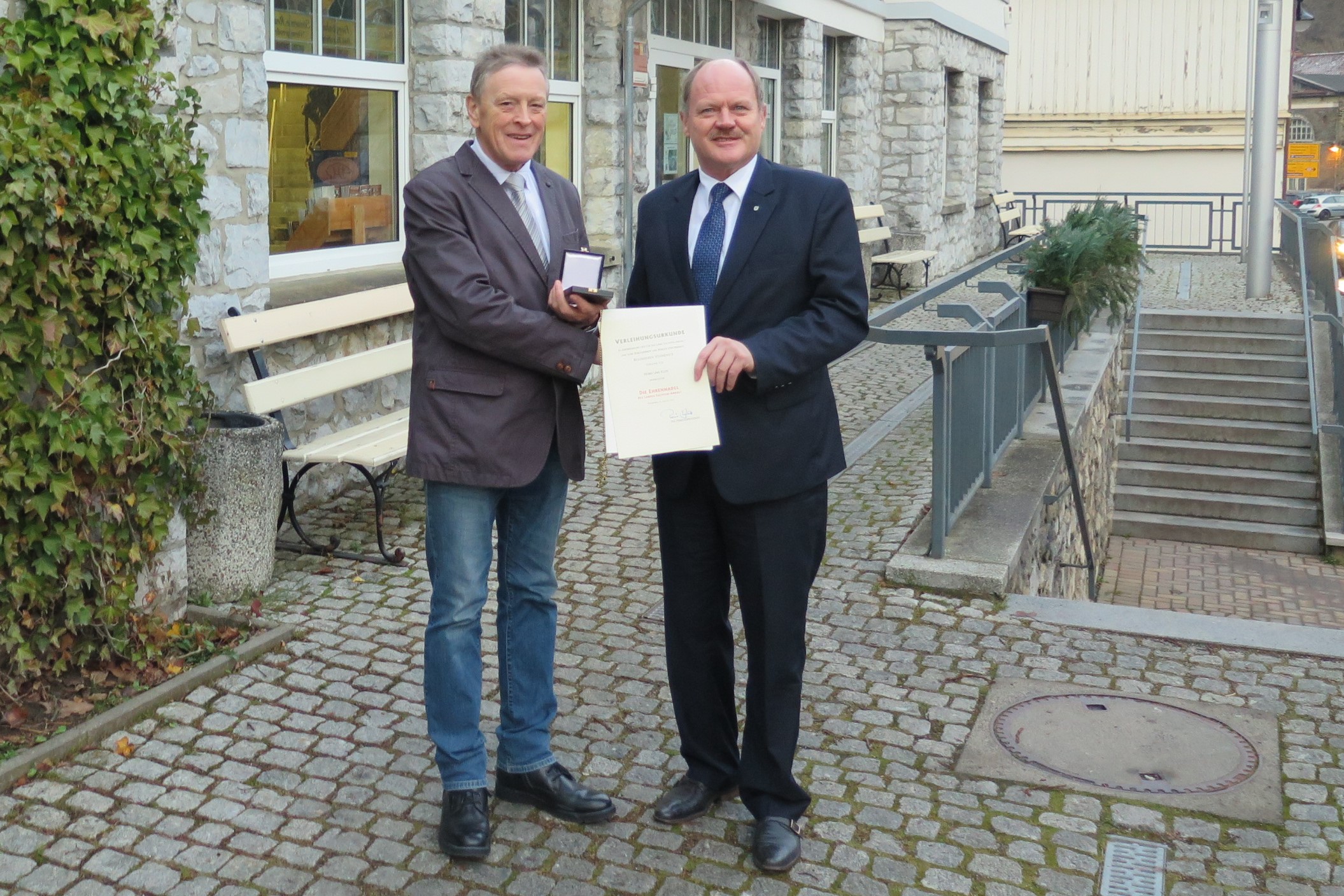 Uwe Klein erhielt aus den Händen von Minister Thomas Webel die Ehrennadel des Landes Sachsen-Anhalt.