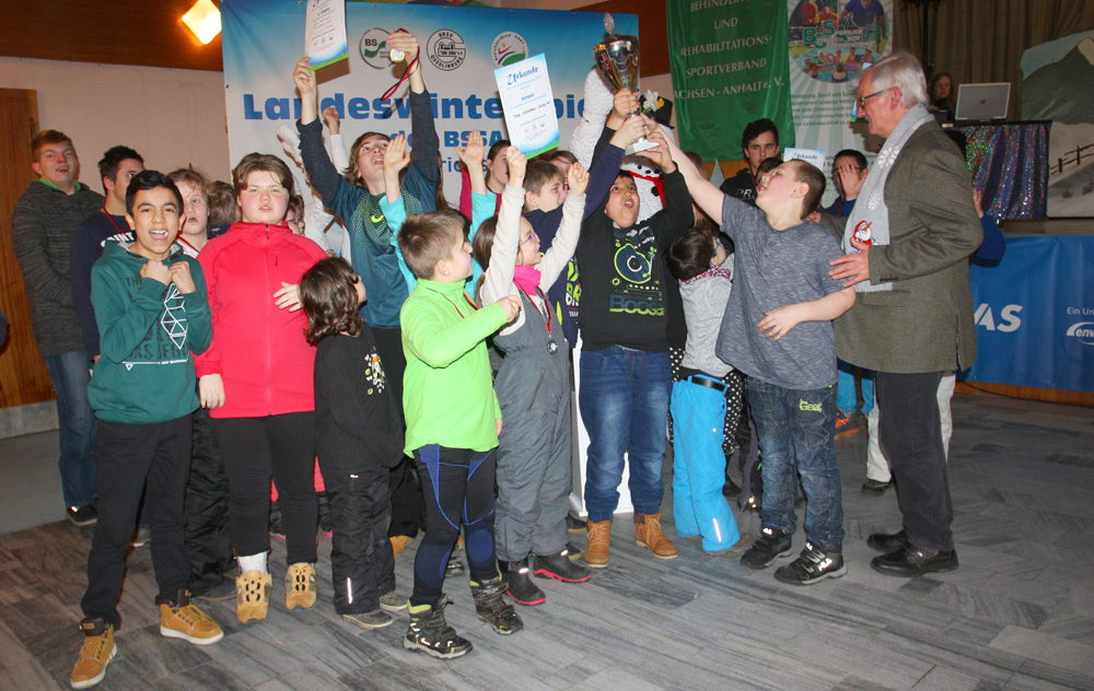 Freude über den Wanderpokal bei den Kindern und Jugendlichen der Hugo-Kükelhaus-Schule Magdeburg