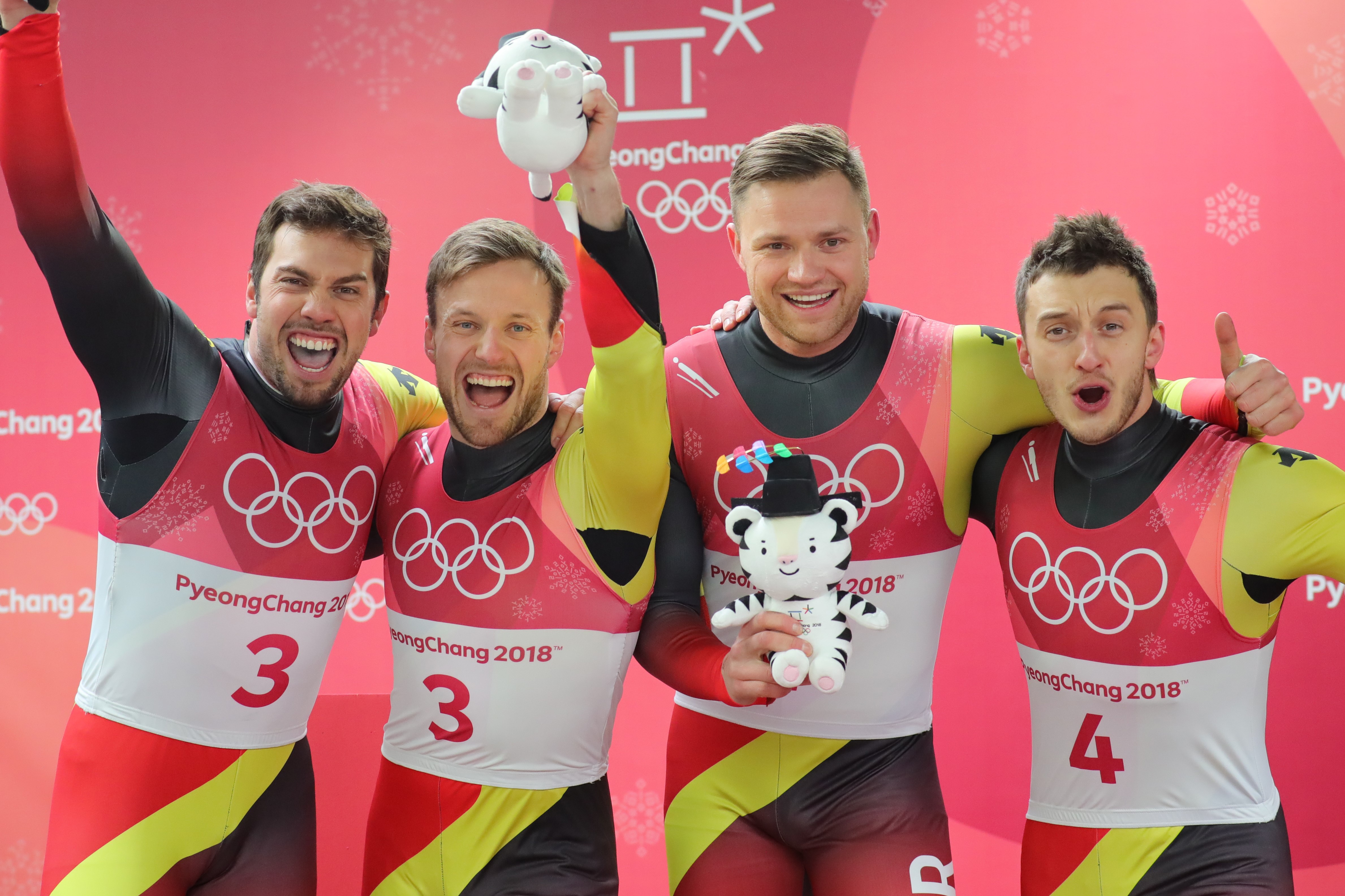 Olympiasieger Tobias Wendl und Tobias Arlt sowie die Drittplatzierten Toni Eggert und Sascha Benecken freuen sich über ihren olympischen Erfolg.(Foto: dpa picture alliance)