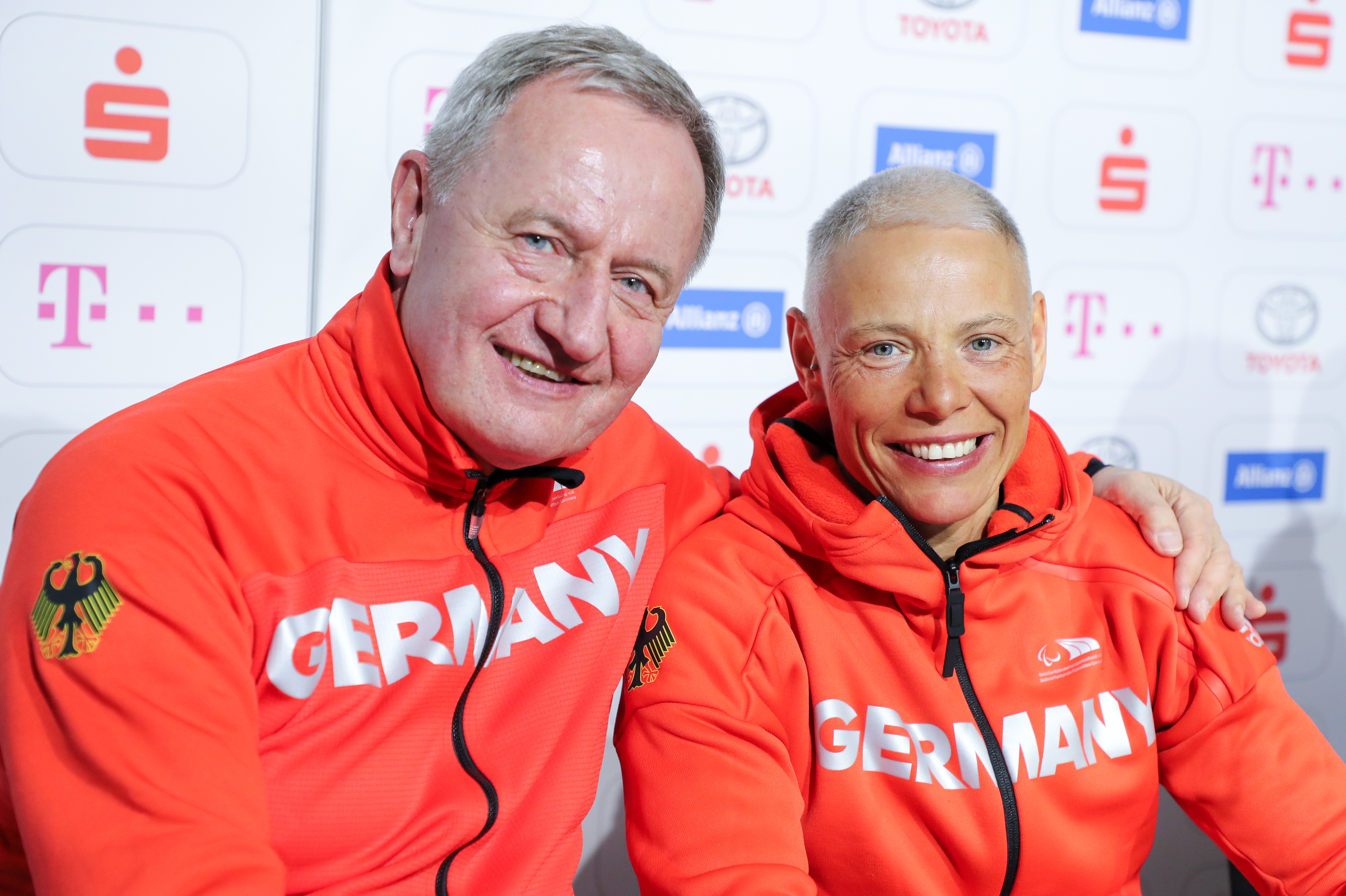 Friedhelm Julius Beucher, Präsident des Deutschen Behindertensportverbandes, und die deutsche Fahnenträgerin Andrea Eskau freuen sich auf die Eröffnung. (Foto: dpa)