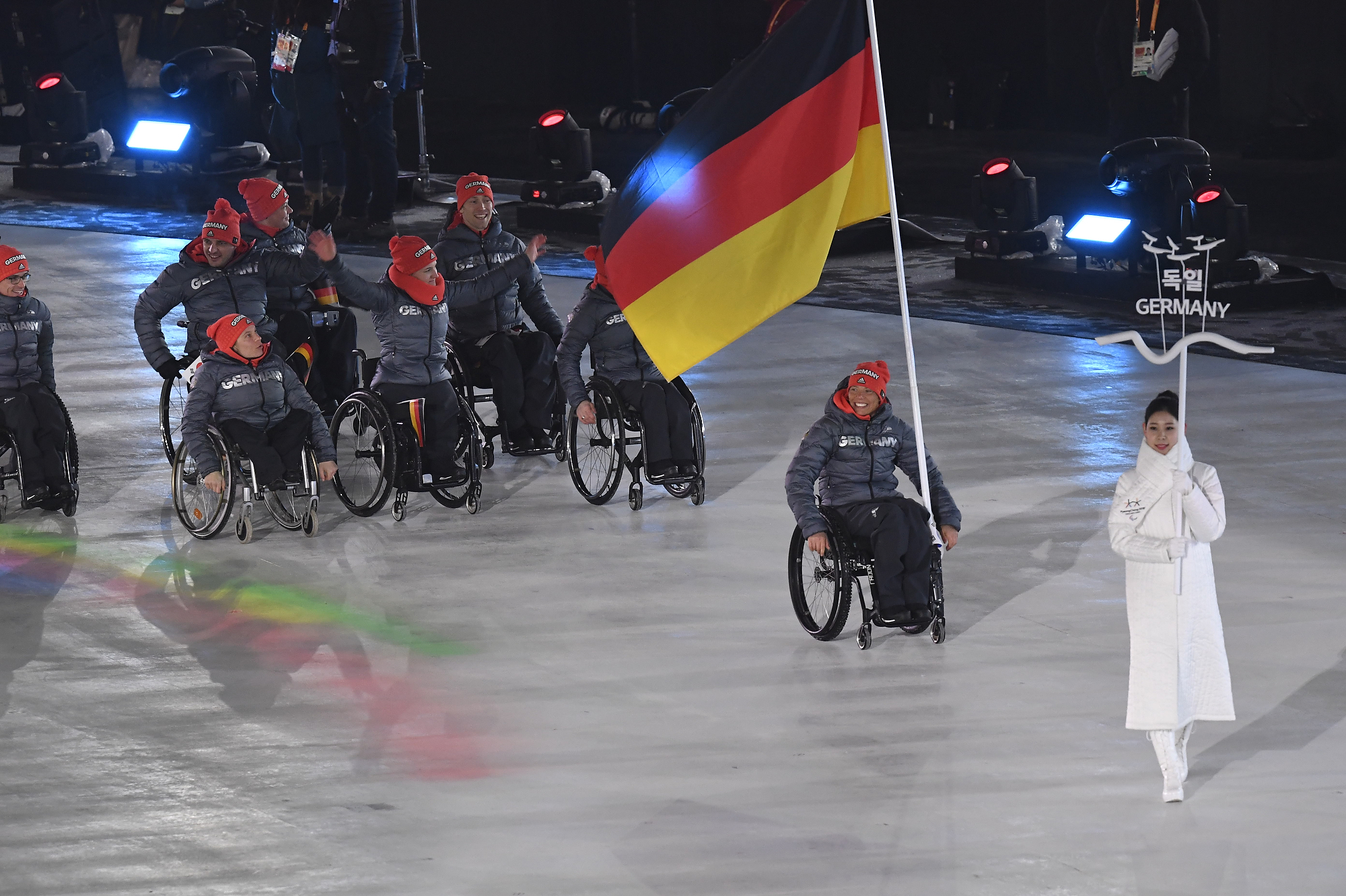 Andrea Eskau führt die Deutsche  Mannschaft zur Eröffnung ins Paralympic Stadium PyeongChang.  (Foto: Ralf Kuckuck / DBS)