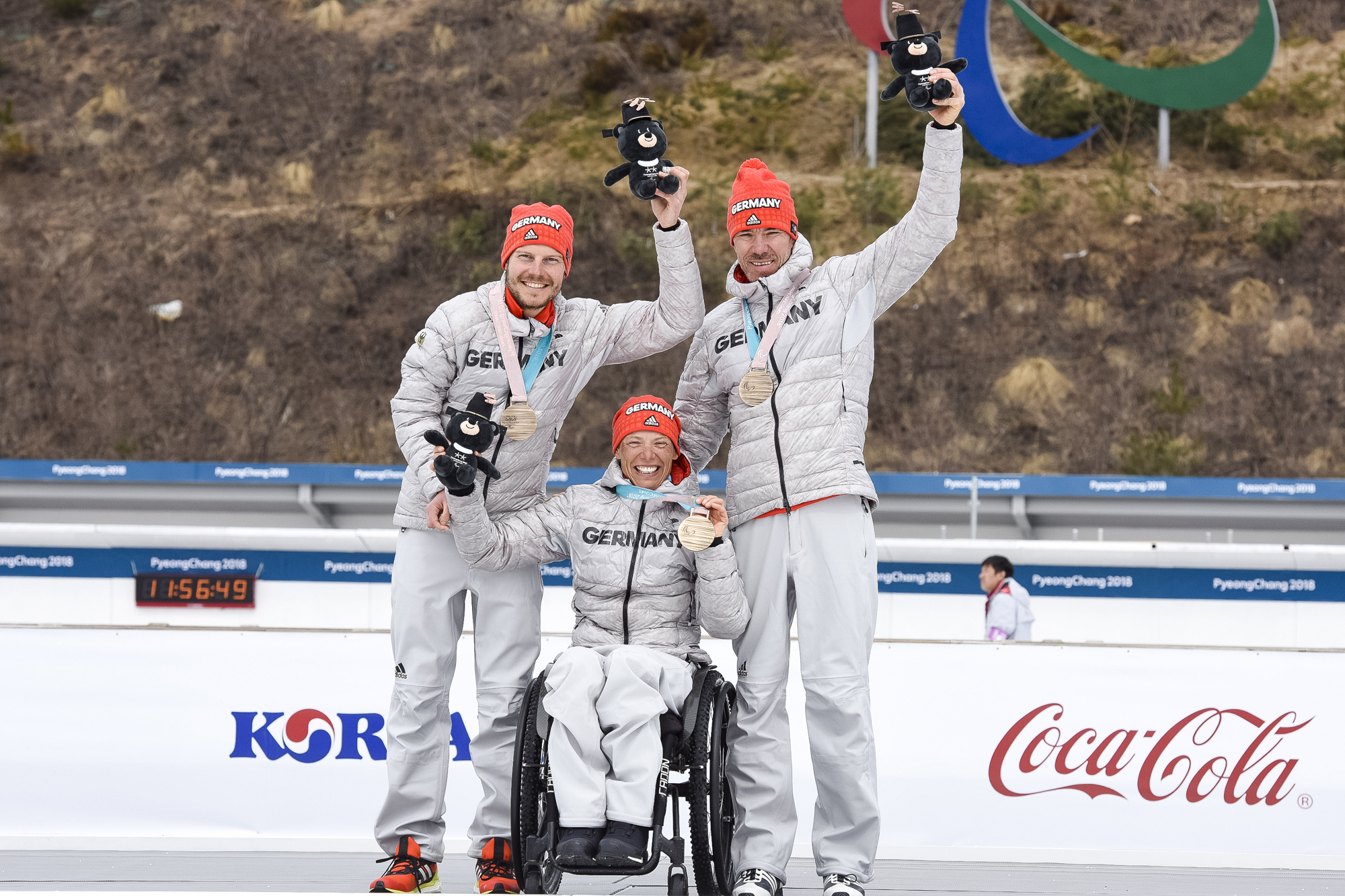 Staffel-Bronze zum Abschluss in Pyeongchang für (v. l.) Steffen Lehmker, Andrea Eskau und Alexander Ehler  (Foto: Ralf Kuckuck / DBS)