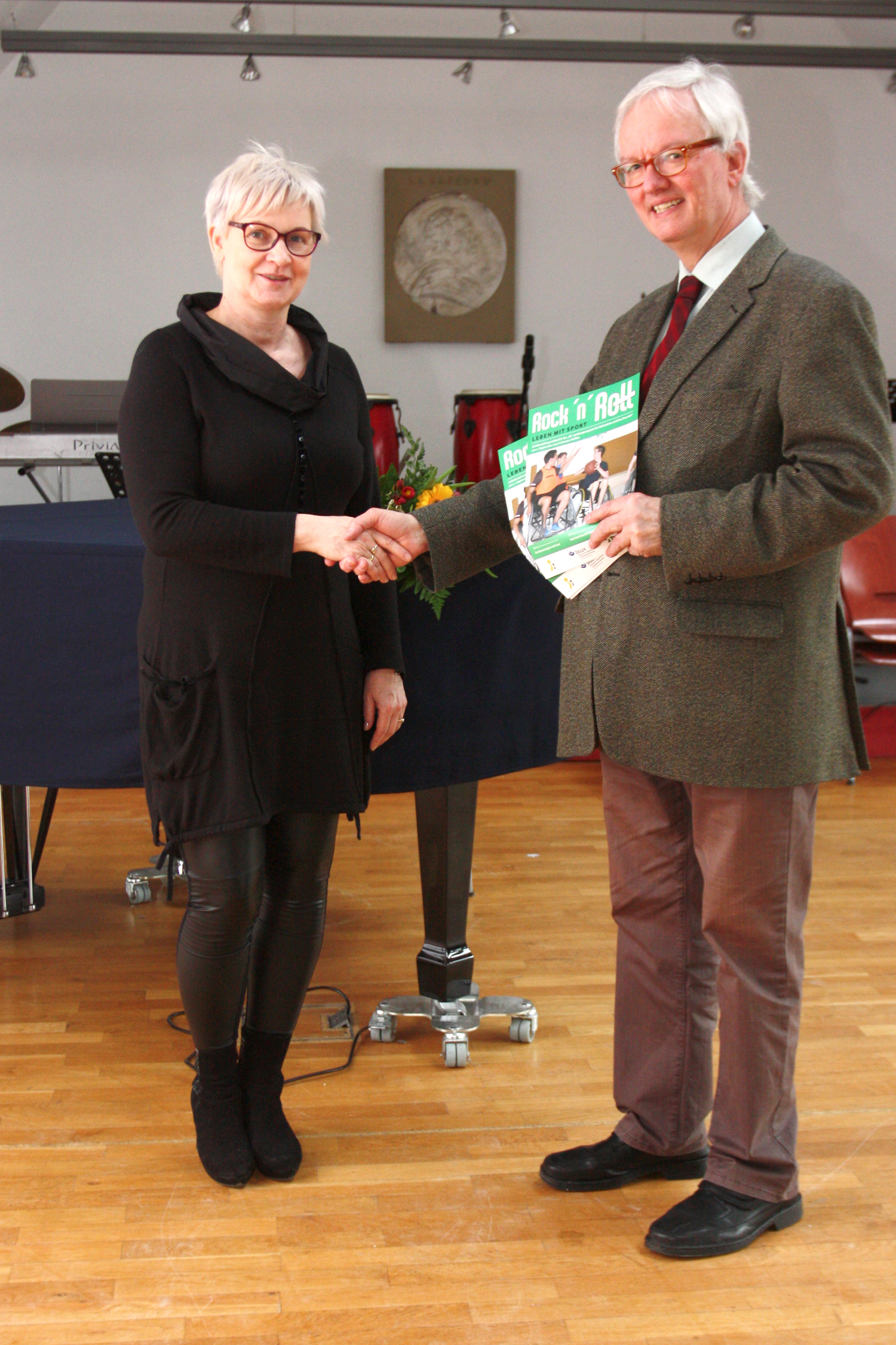 Zum Projektabschluss bedankte sich BSSA-Präsident Dr. Volkmar Stein bei Schulleiterin Astrid Bach und überreichte symbolisch Zeitungen beider Ausgaben