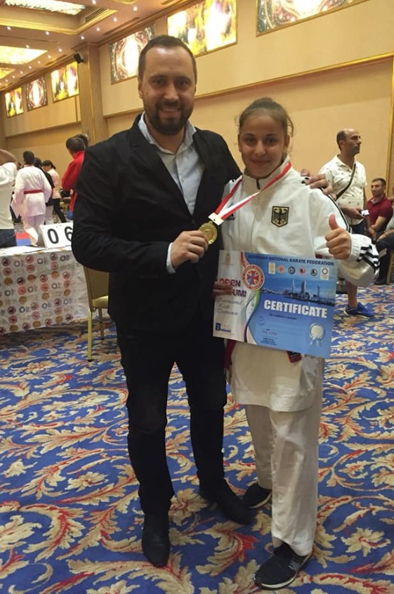 Internationales Gold im Kaukasus – Ein Bericht vom Internationalen Karate Trainingscamp und Batumi Open 2018 in Georgien - Jasmin Leiner mit Landestrainer Nika Tsurtsumina