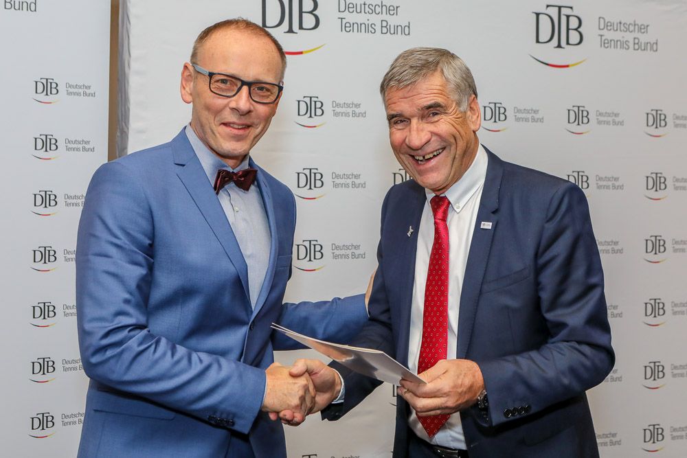 Axel Schmidt erhielt die Auszeichnung aus den Händen von DTB-Präsident Ulrich Klaus. (Foto: Claudio Gärtner)