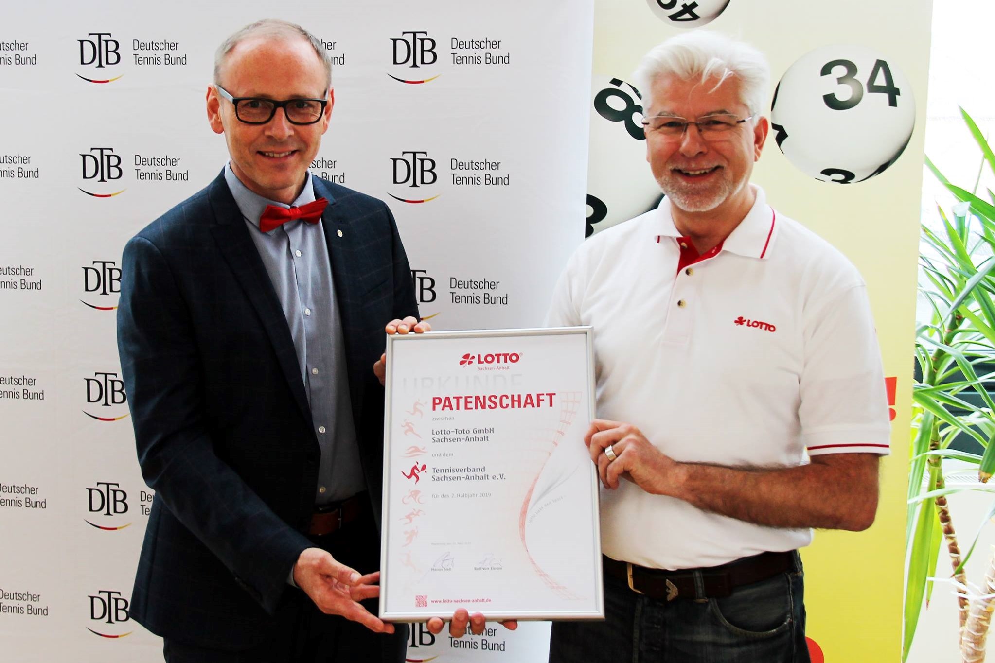 Lotto-Geschäftsführer Ralf von Einem (rechts) übergab die Patenschaftsurkunde am Wochenende an Verbandspräsidenten Axel Schmidt. (Foto: LOTTO Sachsen-Anhalt)
