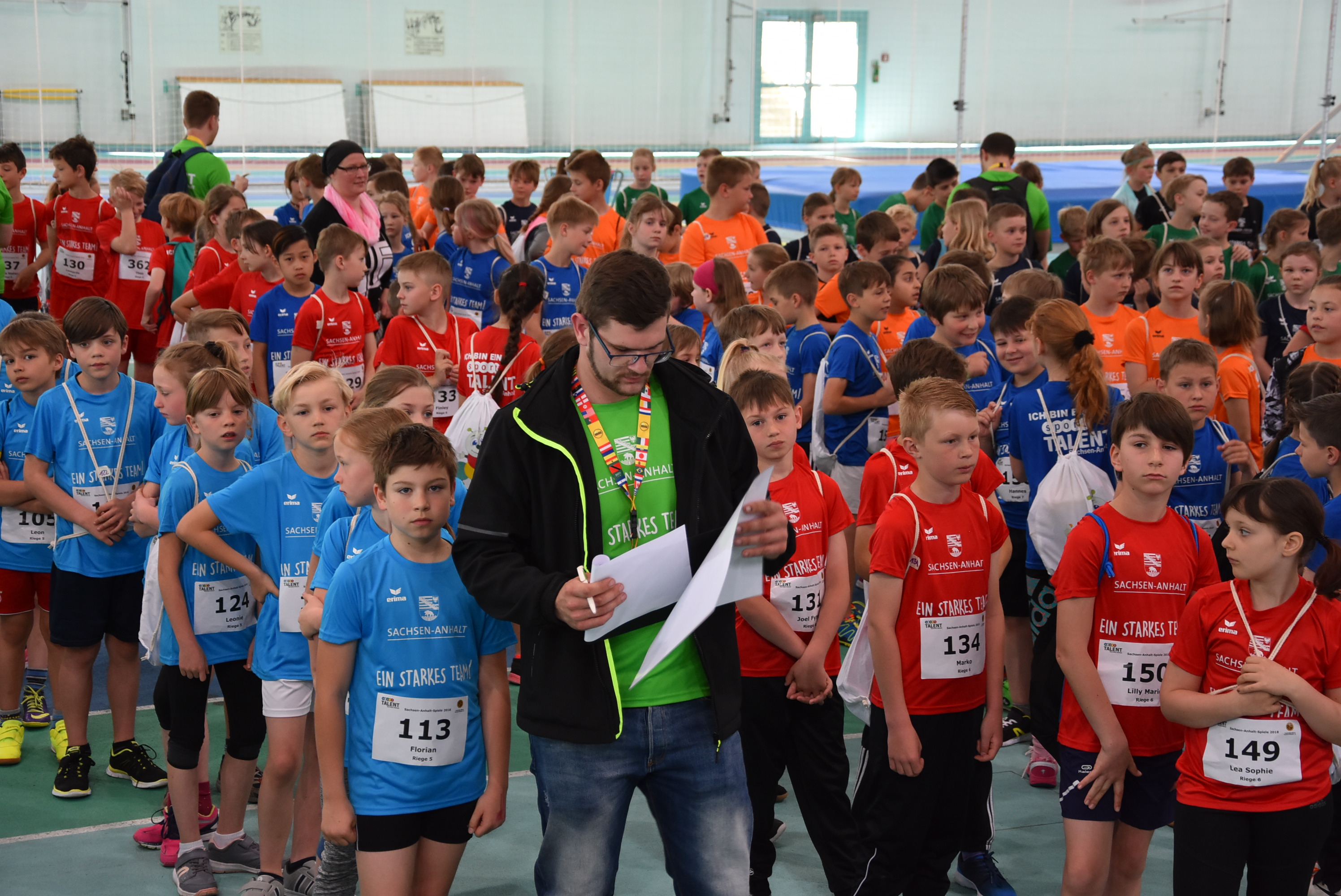Wie bei den Sachsen-Anhalt-Spielen 2018 erhalten die Mädchen und Jungen auch in diesem Jahr schicke farbige Teilnehmershirts der Landeskampagne "Ein starkes Team".