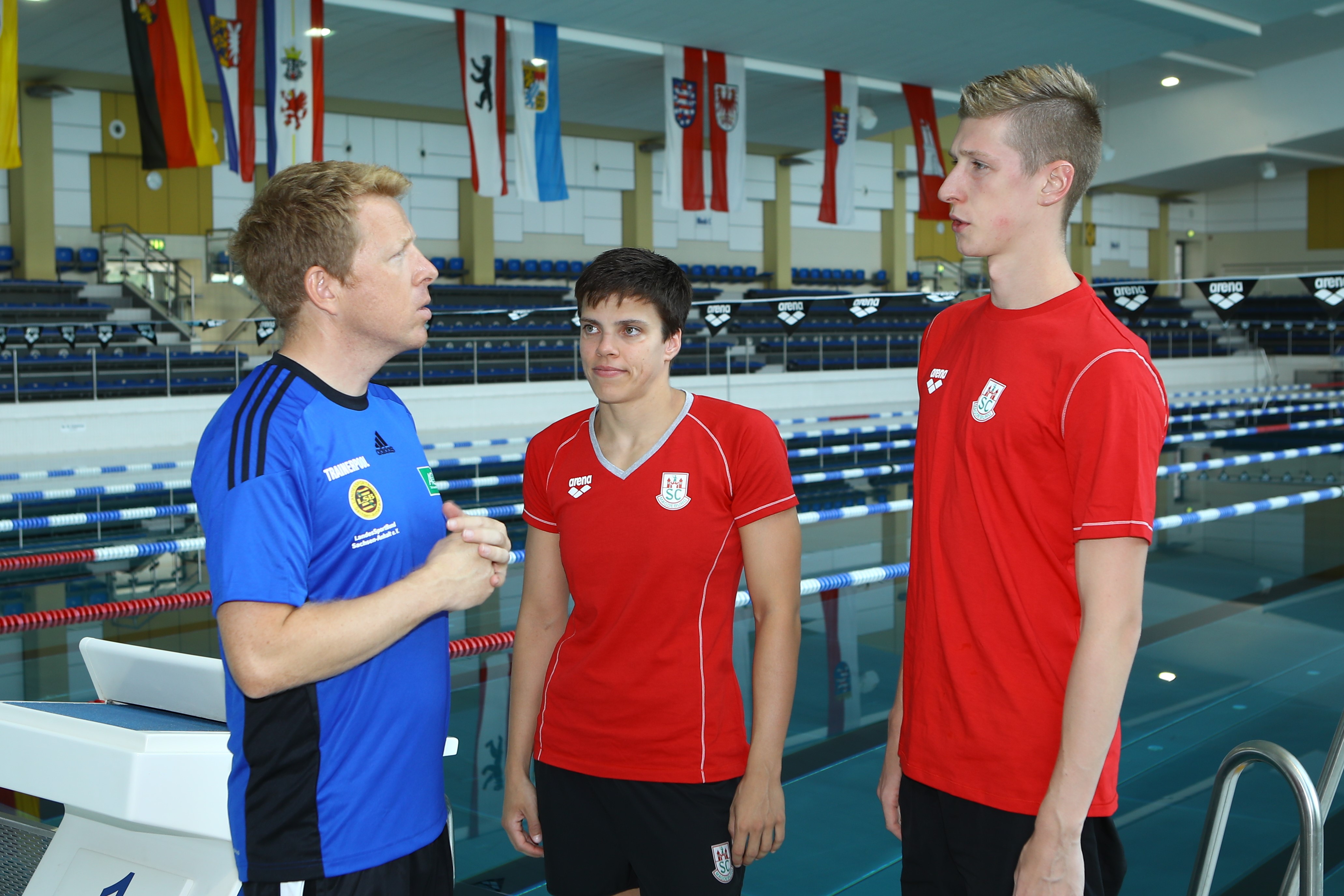 Trainer Bernd Berkhahn im Gespräch mit zwei seiner WM-Hoffnungen Franziska Hentke und Florian Wellbrock.