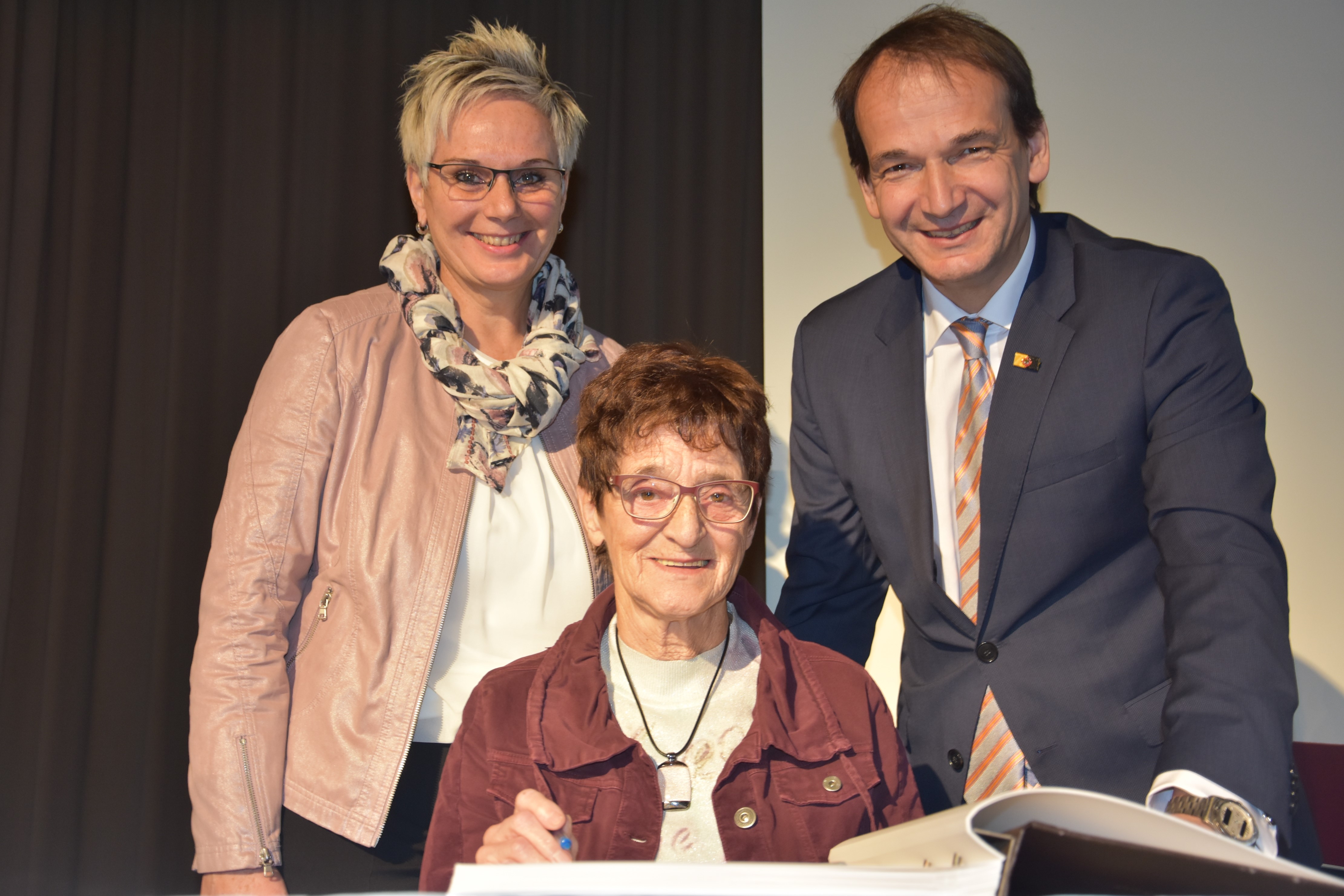 Brigitte Kabelitz (SV Chemie Genthin) wurde beim Außerordentlichen Landessporttag in Bernburg mit der Eintragung ins LSB-Ehrenbuch ausgezeichnet.