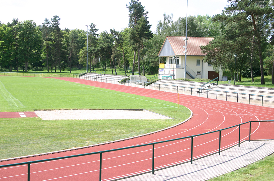 Das Leichtathletik-Stadion bietet eine 400m-Tartan-Laufbahn mit Sprintabschnitt, Weitspunganlagen, Kugelstoß- und Hochsprunganlage sowie einem Fußballplatz mit Beleuchtung.