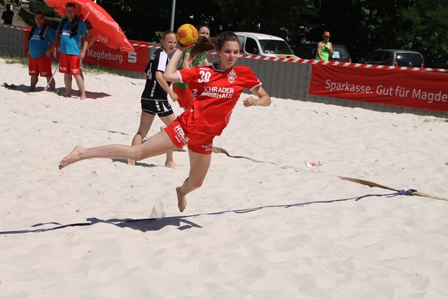 Beachhandball wird im August am Barleber See in Magdeburg gespielt