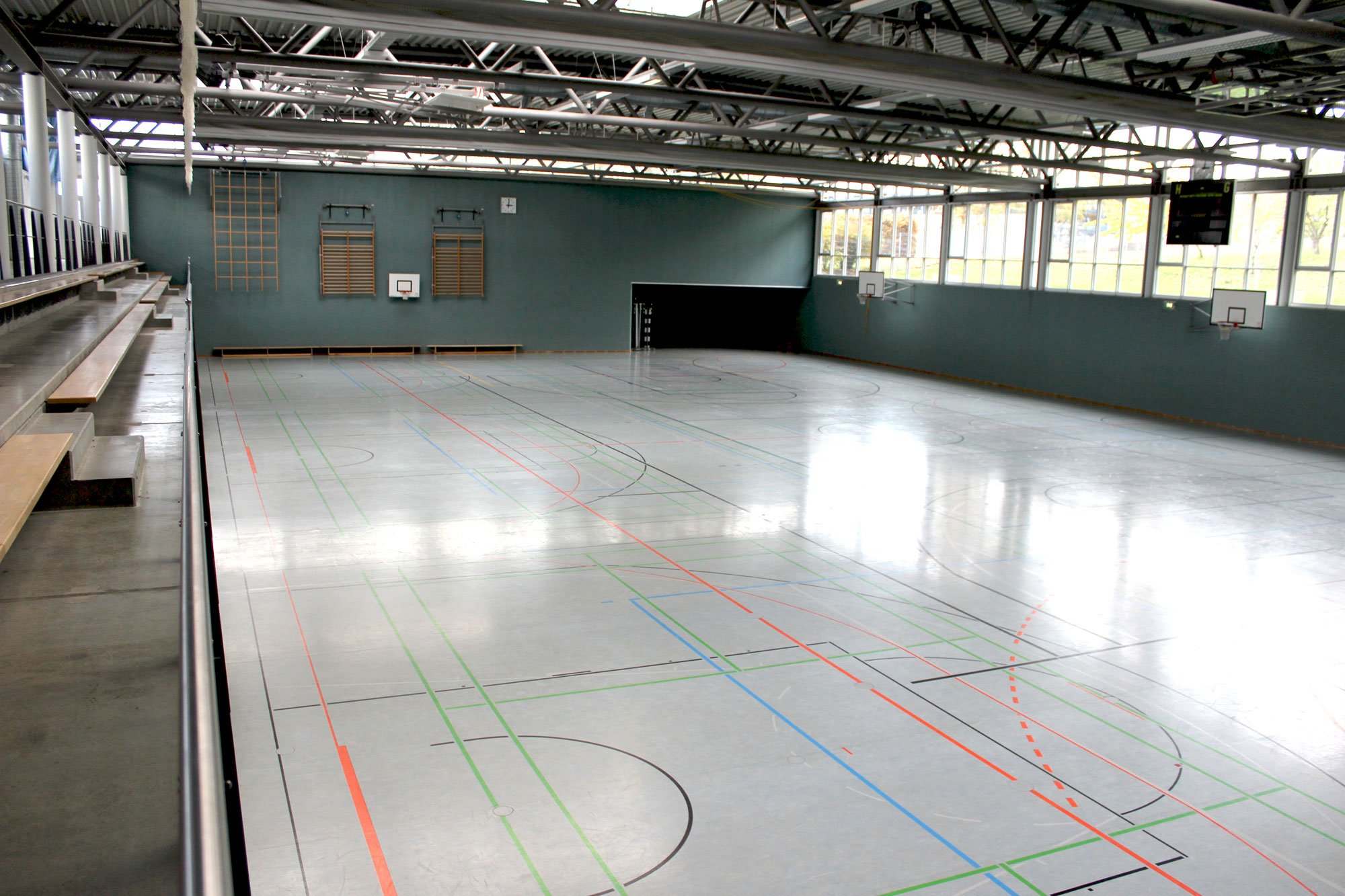 Die Dreifeldersporthalle der LandesSportSchule Osterburg kann durch Trennwände in drei Kleinfelder geteilt werden.