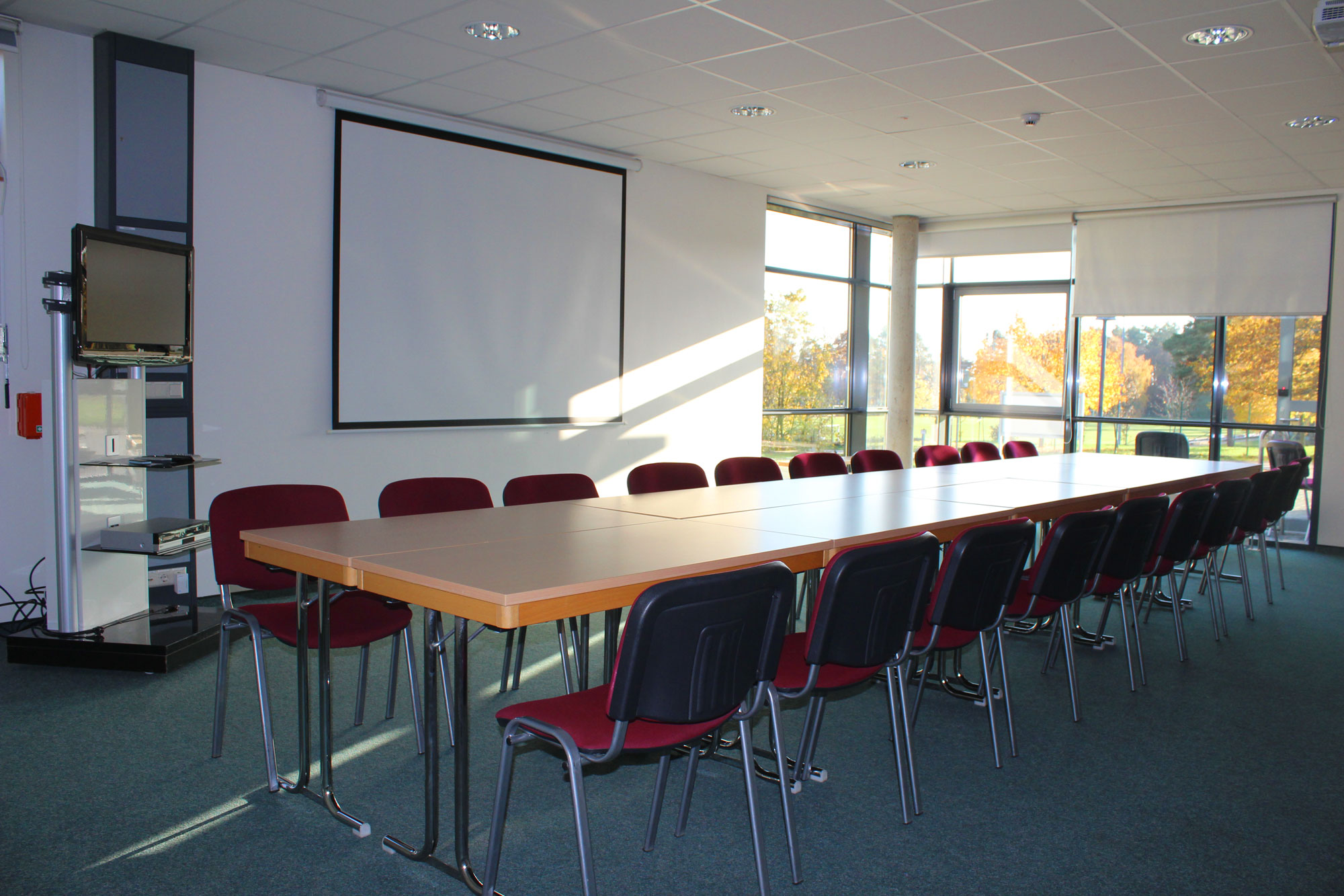 Seminarraum Arendsee in Block-Bestuhlung mit Beamer und entsprechender Leinwand sowie TV ausgestattet. 