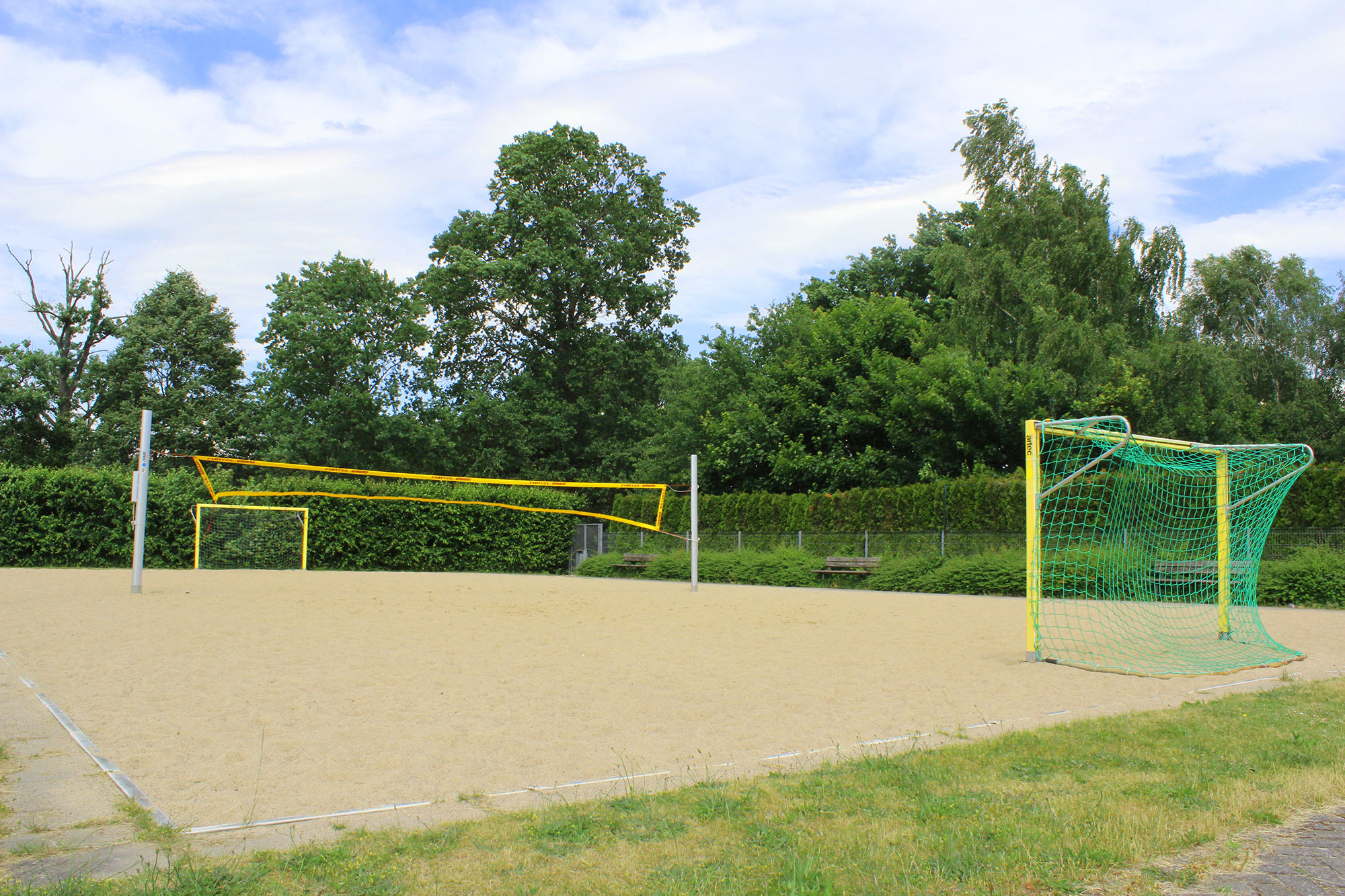 Beachvolleyplatz für Beachsoccer und Beachhandball (jeweils im Kleinfeld) sowie Beachvolleyball.