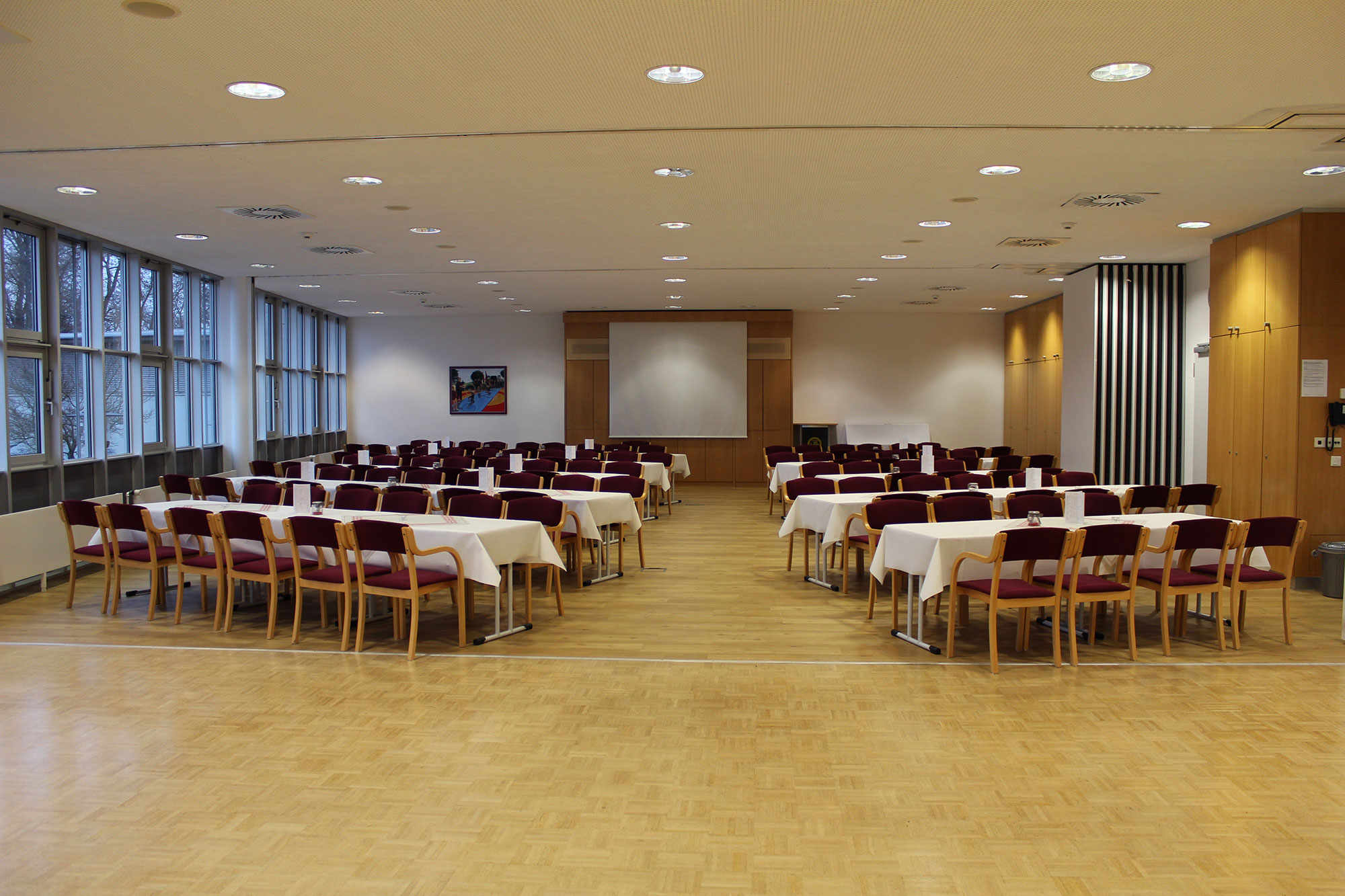 Die Seminarräume Magdeburg, Halle und Dessau für eine Veranstaltung mit Tanzfläche und Buffet kombiniert. Die Bestuhlung wurde in Blockform gestellt.