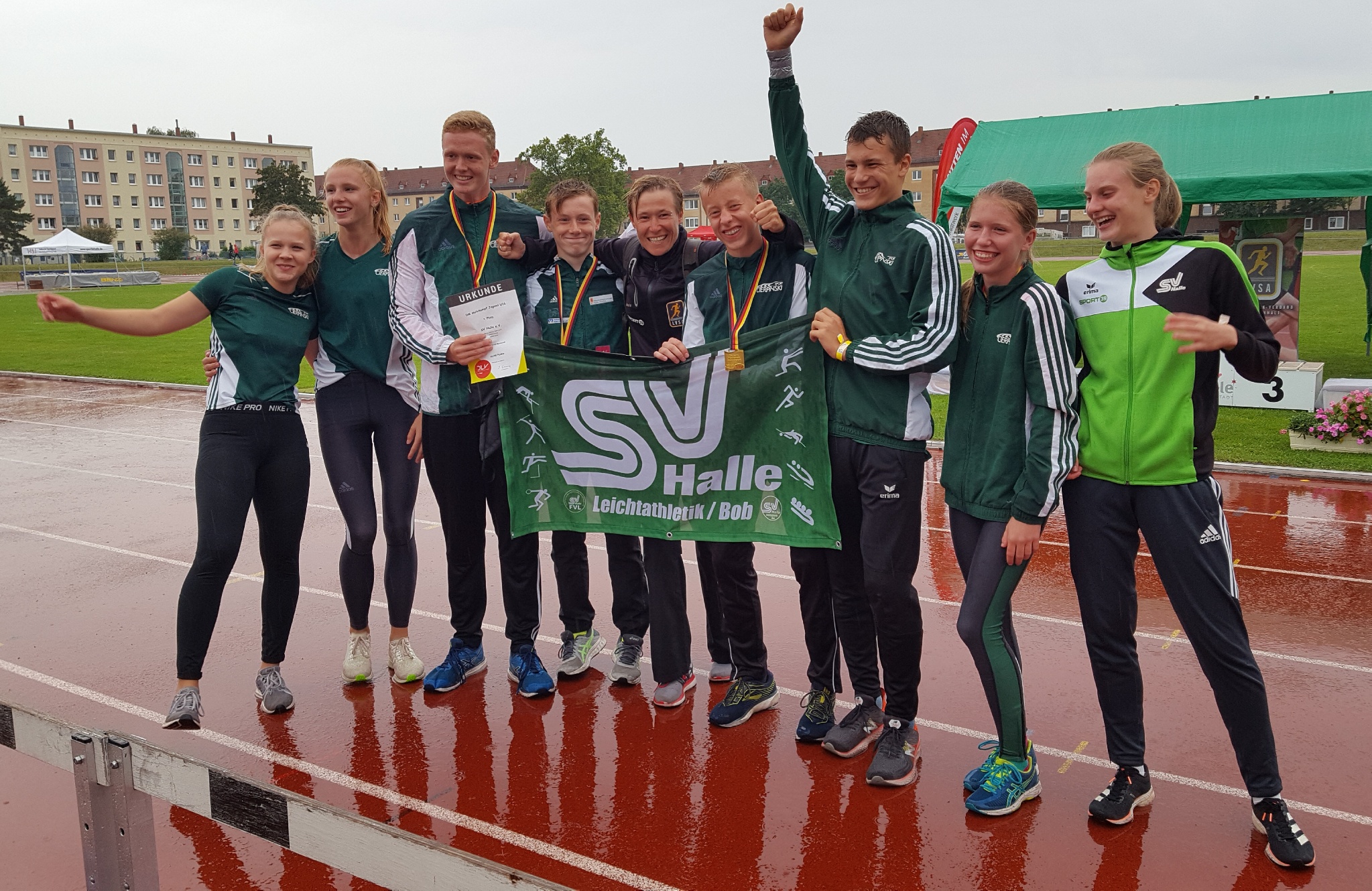 Die erfolgreichen Mehrkämpferinnen und Mehrkämpfer des SV Halle mit Trainerin Henny Gastel (Mitte). (Fotos LVSA)