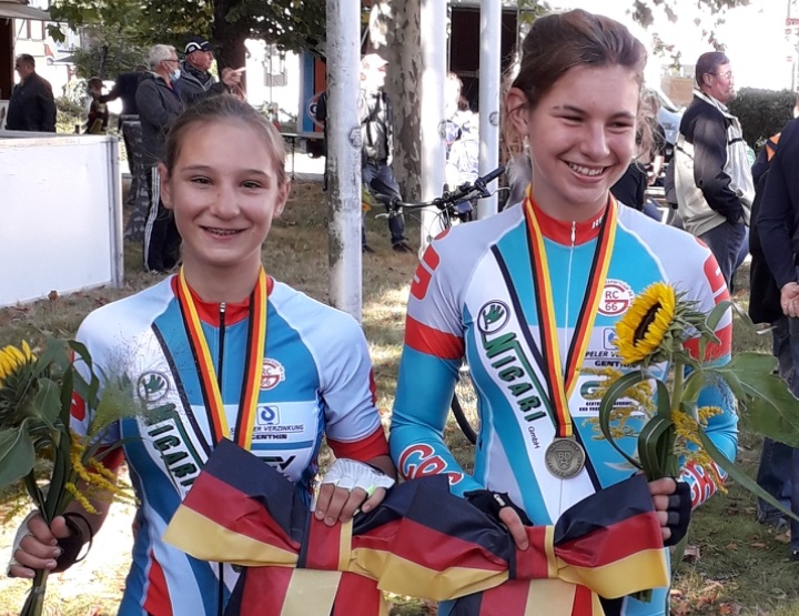 Freuen sich über die Bronzemedaille: Tina Rücker (li.) und Alma Rasch.