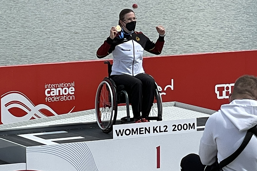 Siegerehrung mit Weltcup-Gold in Szeged für Anja Adler 