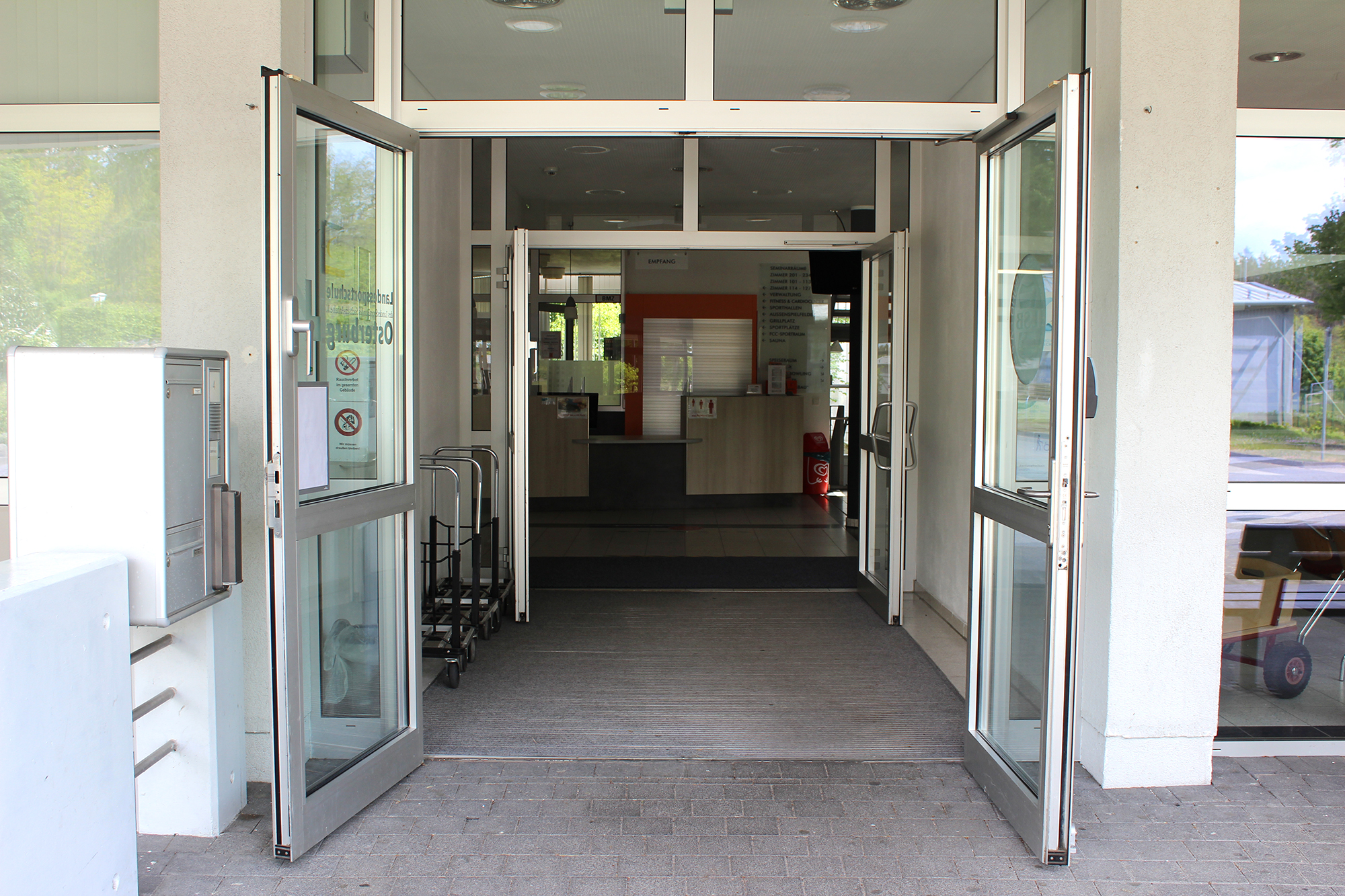 Weit geöffnete Türen an der LandesSportSchule Osterburg zum Re-Start