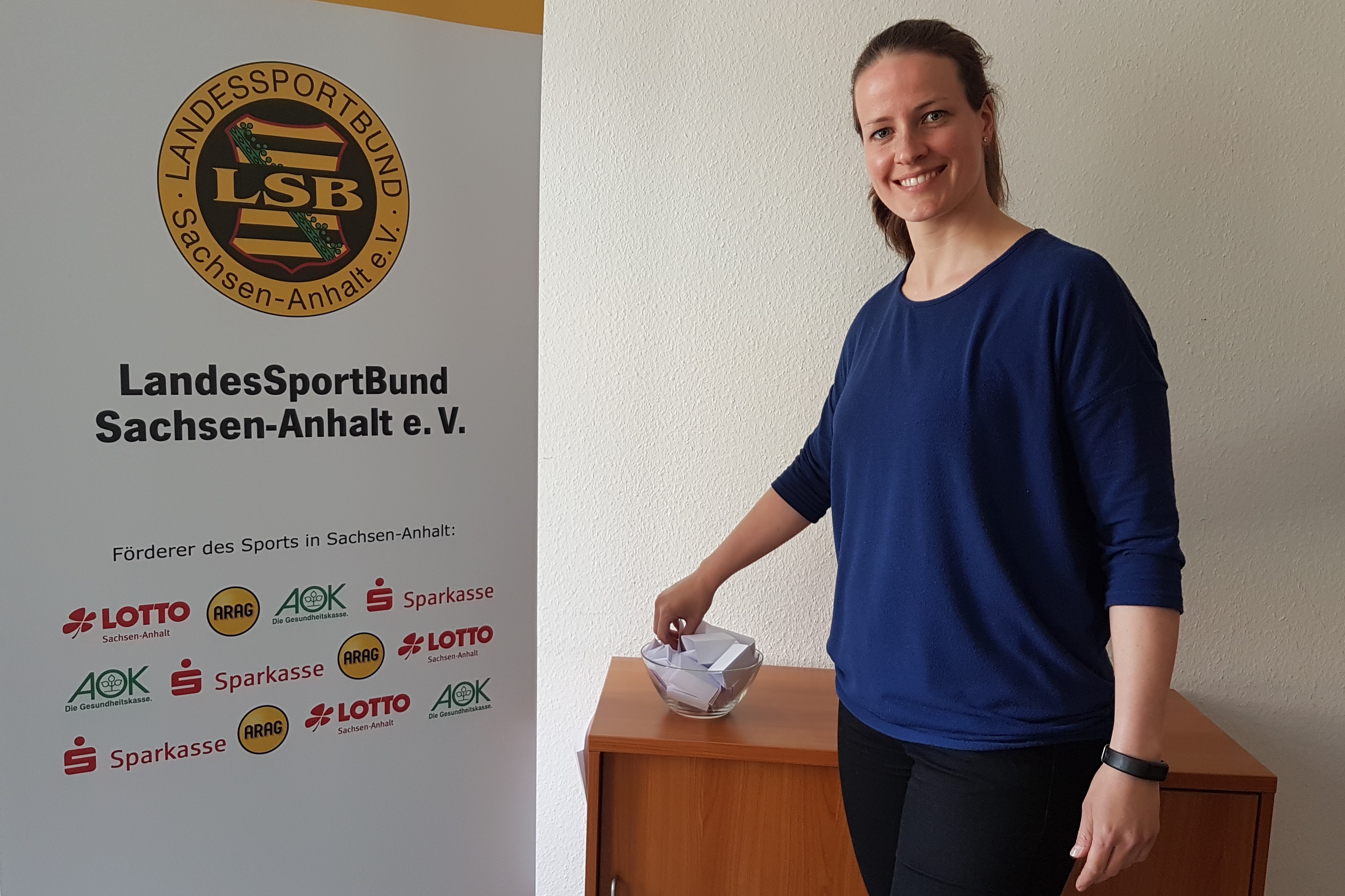 Johanna Deutsch, LSB-Referentin für Breitensport, bei der Verlosung der Siegervereine.