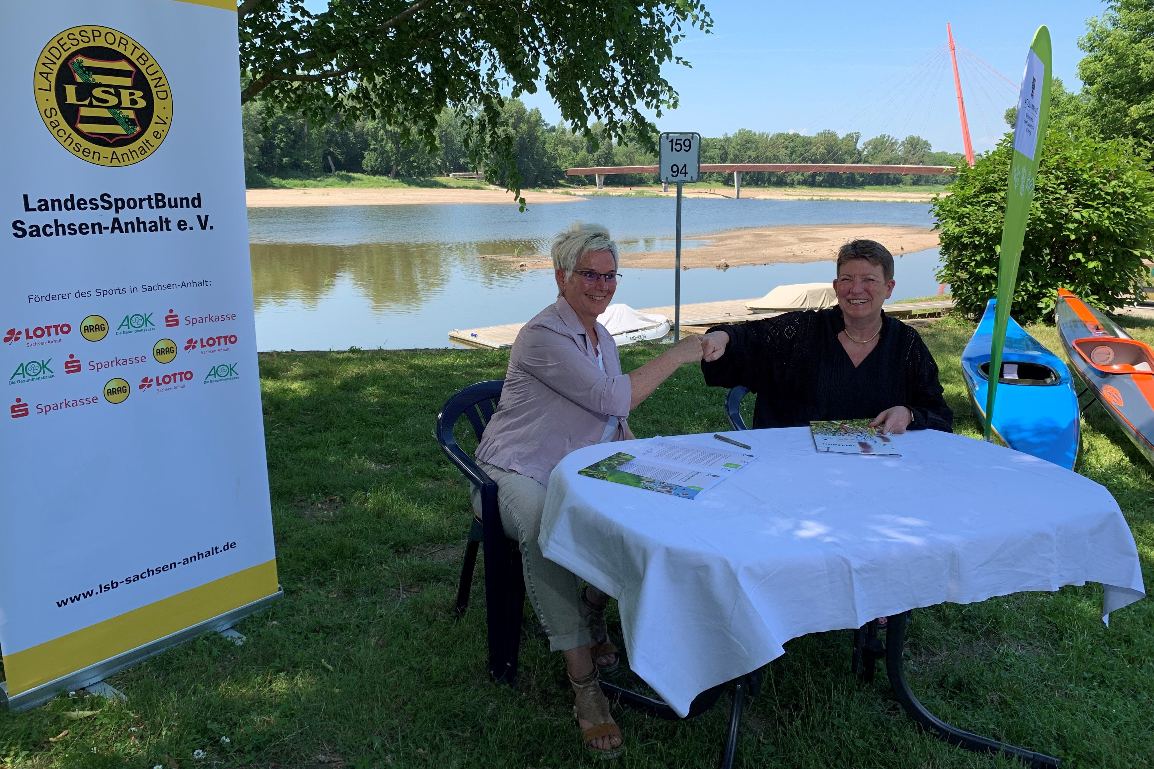 Umweltministerin Prof. Dr. Claudia Dalbert und LSB-Präsidentin Silke Renk-Lange (v. r.) bei der Unterzeichnung beim Kanuclub Börde in Magdeburg. 