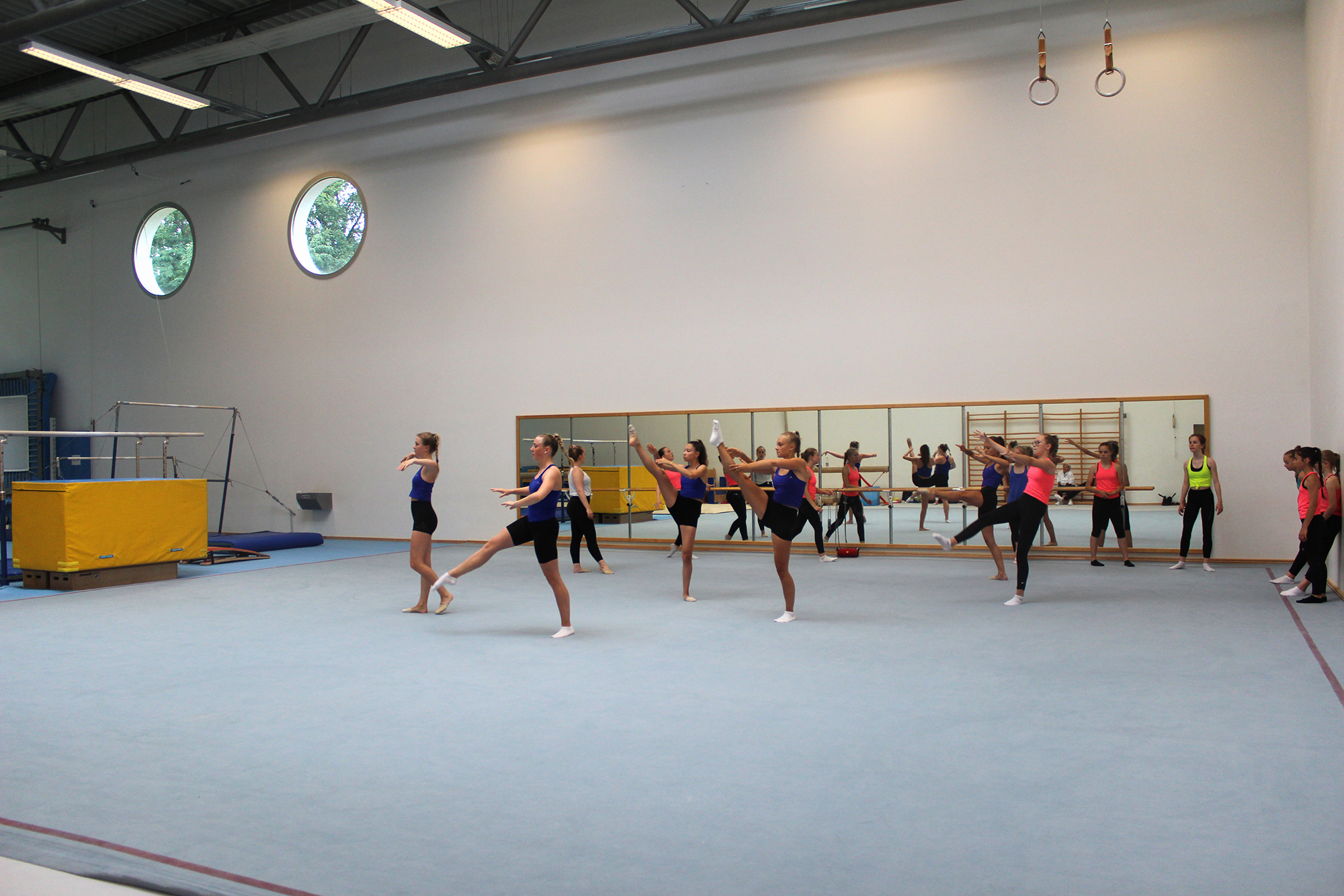 Die Sportlerinnen der Rhythmischen Sportgymnastik vom Hanseturnverein Rostock e.V. machen sich in der Kunst- und Gerätturnhalle der LandesSportSchule Osterburg warm.