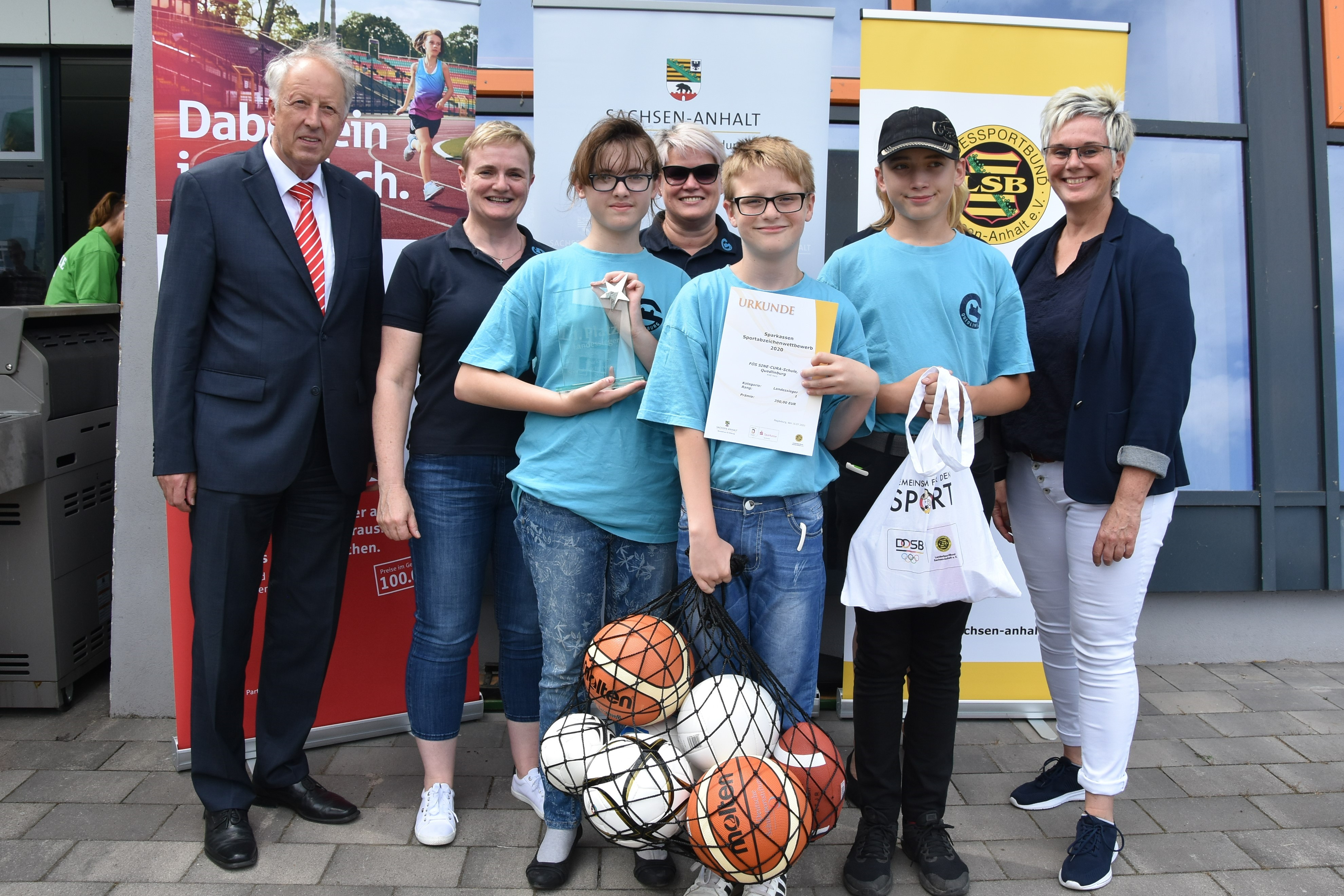 Die SINE CURA-Schule aus Quedlinburg wurde von Silke Renk-Lange und Dr. Michael Ermrich als sportlichste Schule Sachsen-Anhalts ausgezeichnet.
