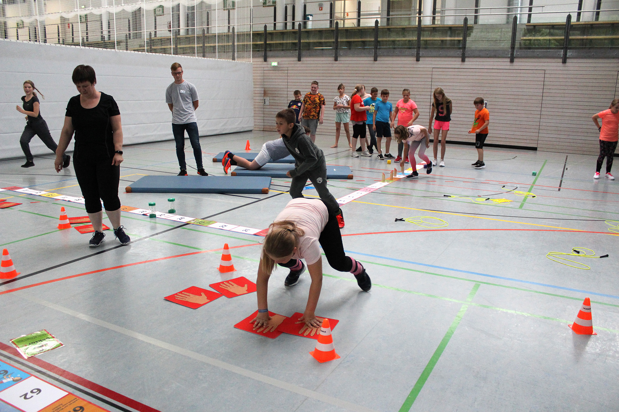 Schüler*innen spielen in der Dreifeldersporthalle der LSSO "Spiel mit Fritz".