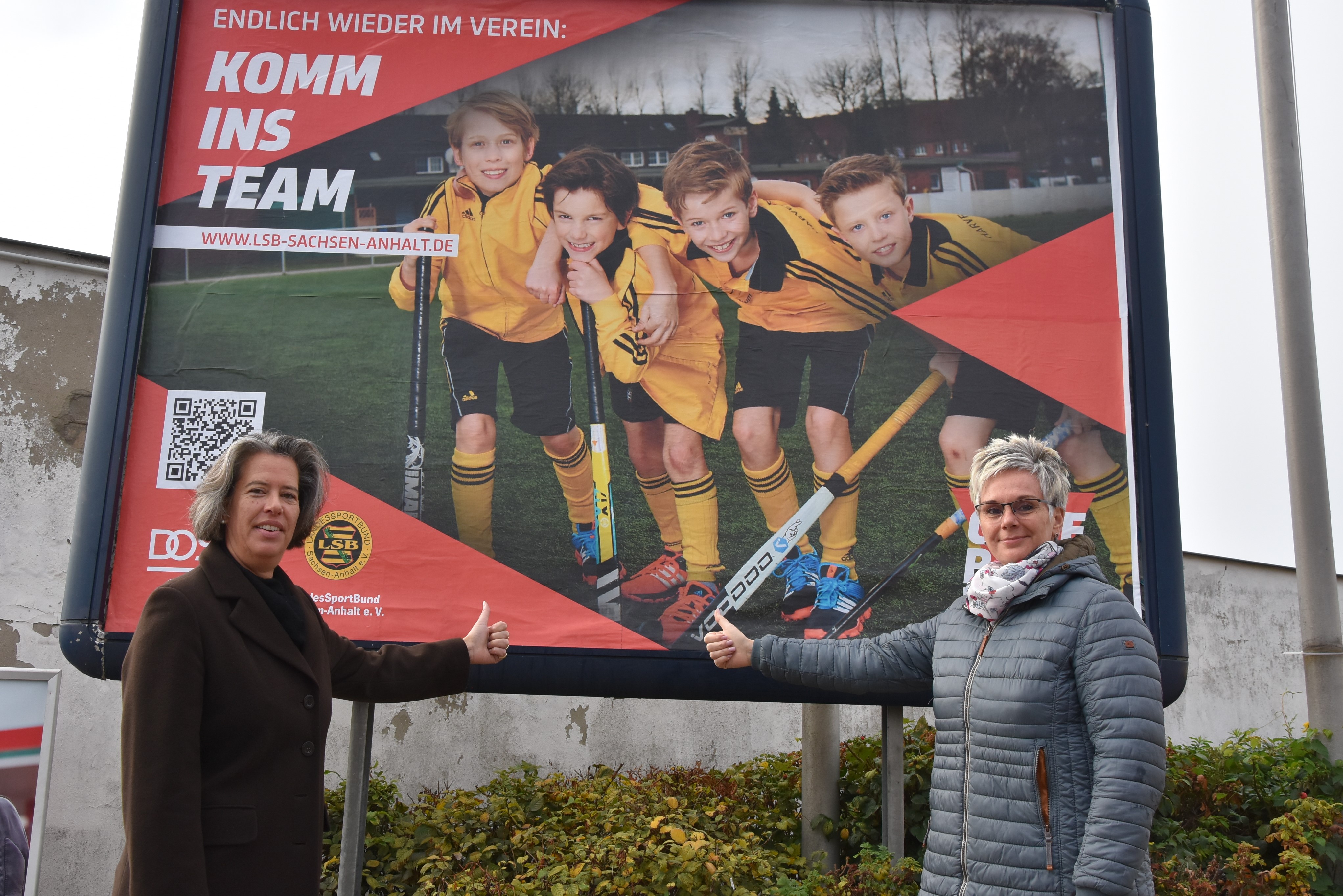 Sportministerin Tamara Zieschang und LSB-Präsidentin Silke Renk-Lange beim symbolischen Kampagnenstart in Halle.