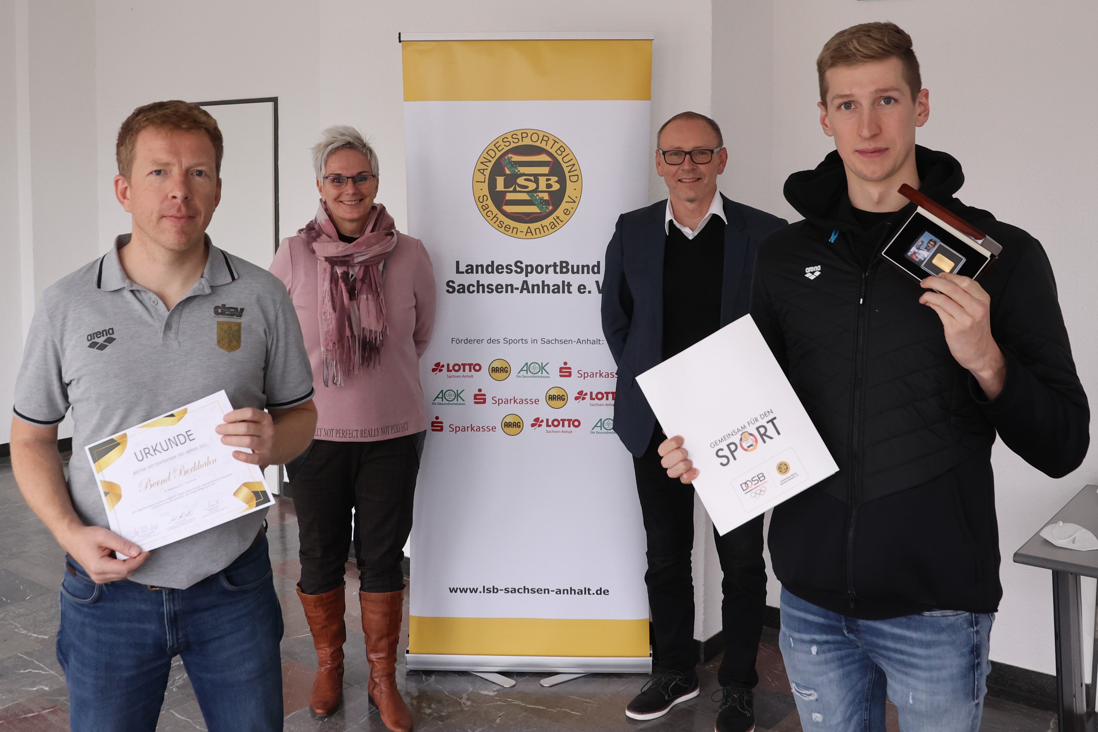 Bernd Berkhahn und sein Athlet Florian Wellbrock wurden in Magdeburg von LSB-Präsidentin Silke Renk-Lange und LSB-Vize Axel Schmidt mit der Ehrung überrascht. (Foto: Eroll Popova)
