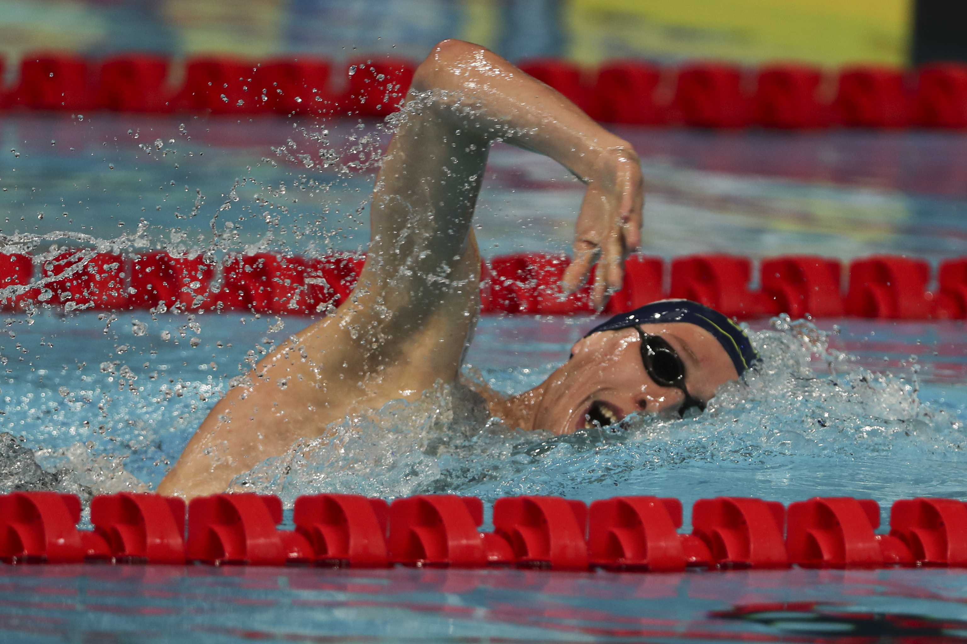 Florian Wellbrock (SC Magdeburg) schwimmt bei der Kurzbahn-WM in Abu Dhabi im Finale über 1.500m Freistil in Weltrekordzeit zu Gold