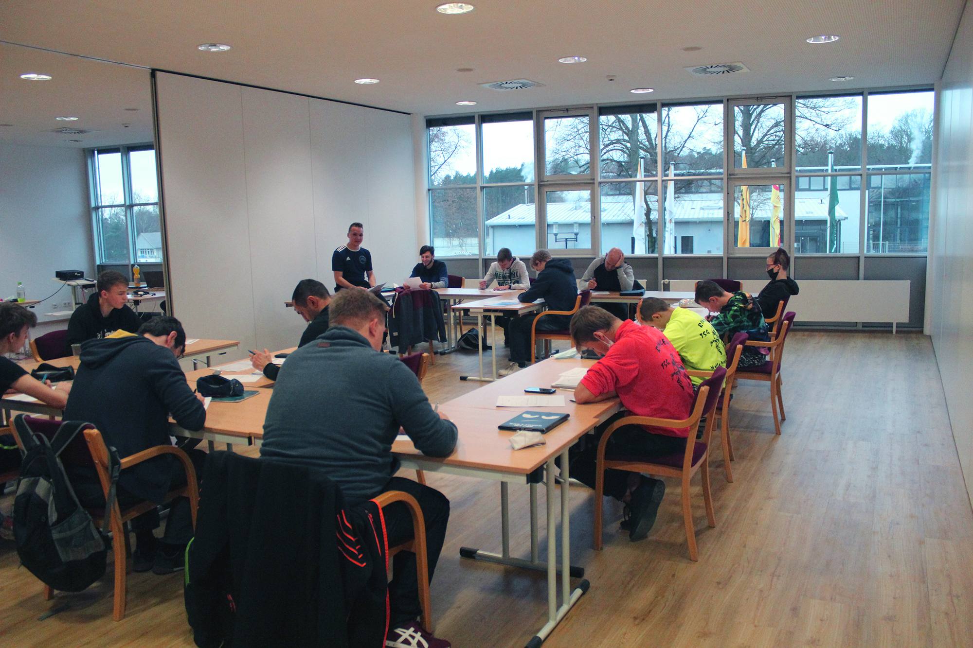 Teilnehmende des Lehrgangs vom Landes Ringer-Verband Sachsen-Anhalt schreibe eine Prüfung an der LandesSportSchule Osterburg