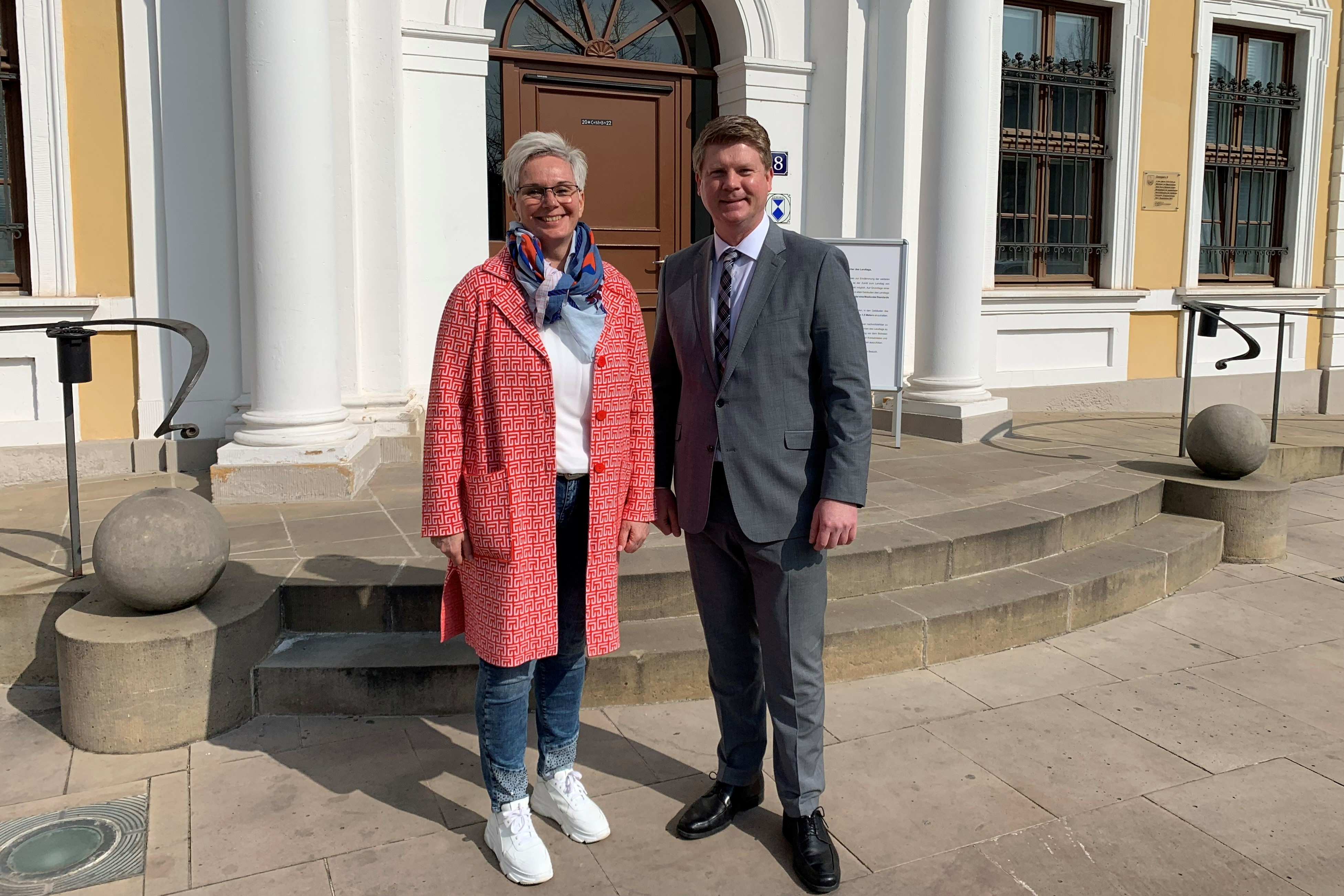LSB-Präsidentin Silke Renk-Lange und Vorstandsvorsitzender Tobias Knoch verfolgen die Debatte im Magdeburger Landtag mit großem Interesse von der Gästetribüne.