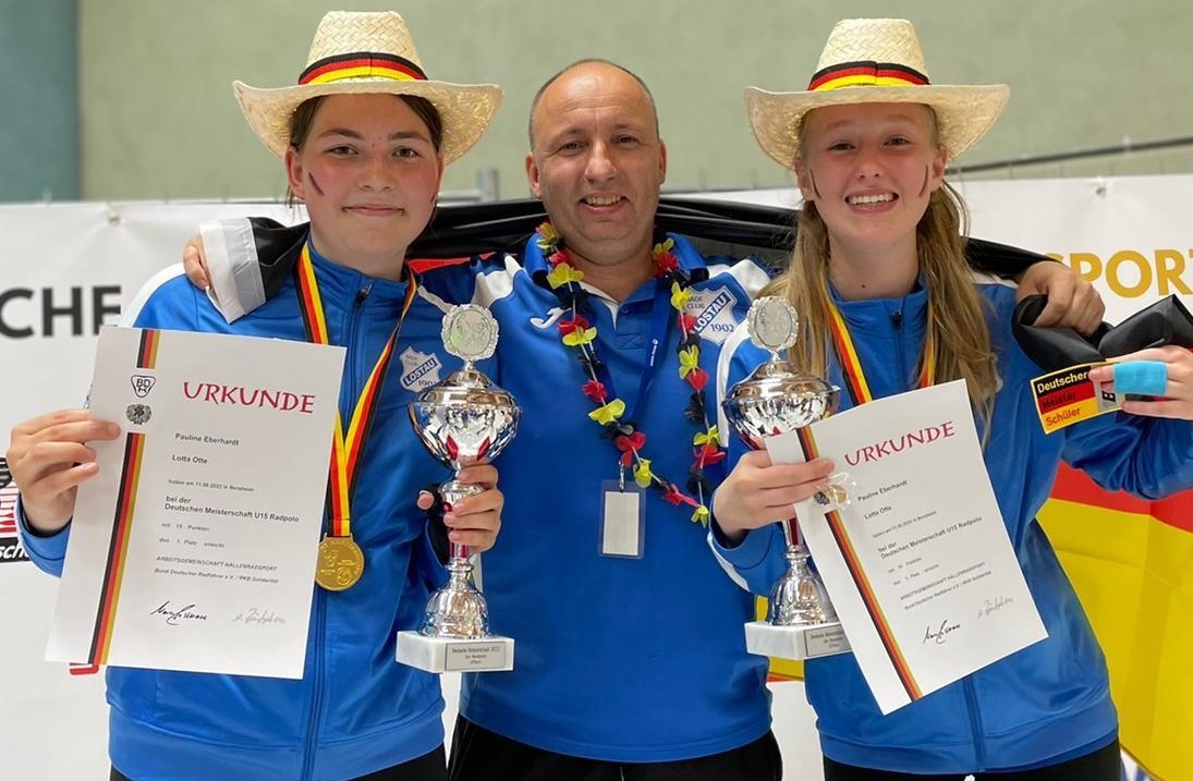 Die deutschen U15-Radpolo-Meisterinnen Pauline Eberhardt und Lotta Otte mit Vereinsvorsizenden Nicky Rogge. Foto: RC Lostau