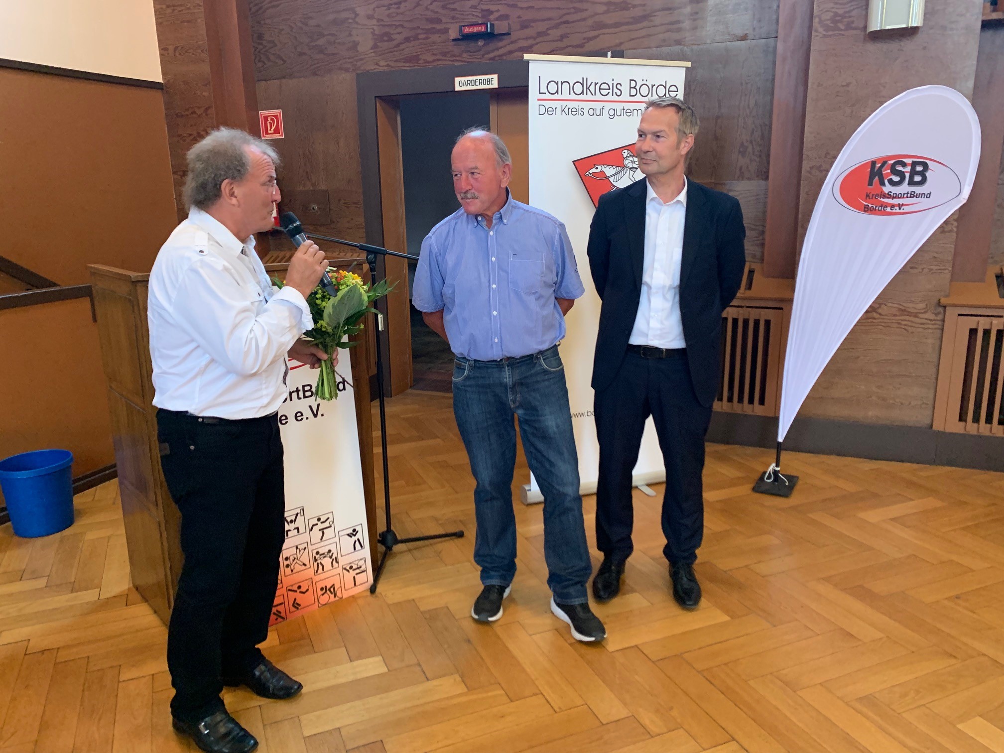 KSB-Präsident Klaus Renner bedankt sich für die langjährige Arbeit zweier verdienter Sportfreunde: der ehemalige Geschäftsführer Hartmut Baethge und der frühere Vorsitzende der Sportjugend, Matthias Kanther (von links). 