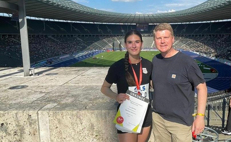 Tobias Knoch gratuliert SCM-Athletin Lea Wipper zum Überraschungs-Gold im Speerwurf